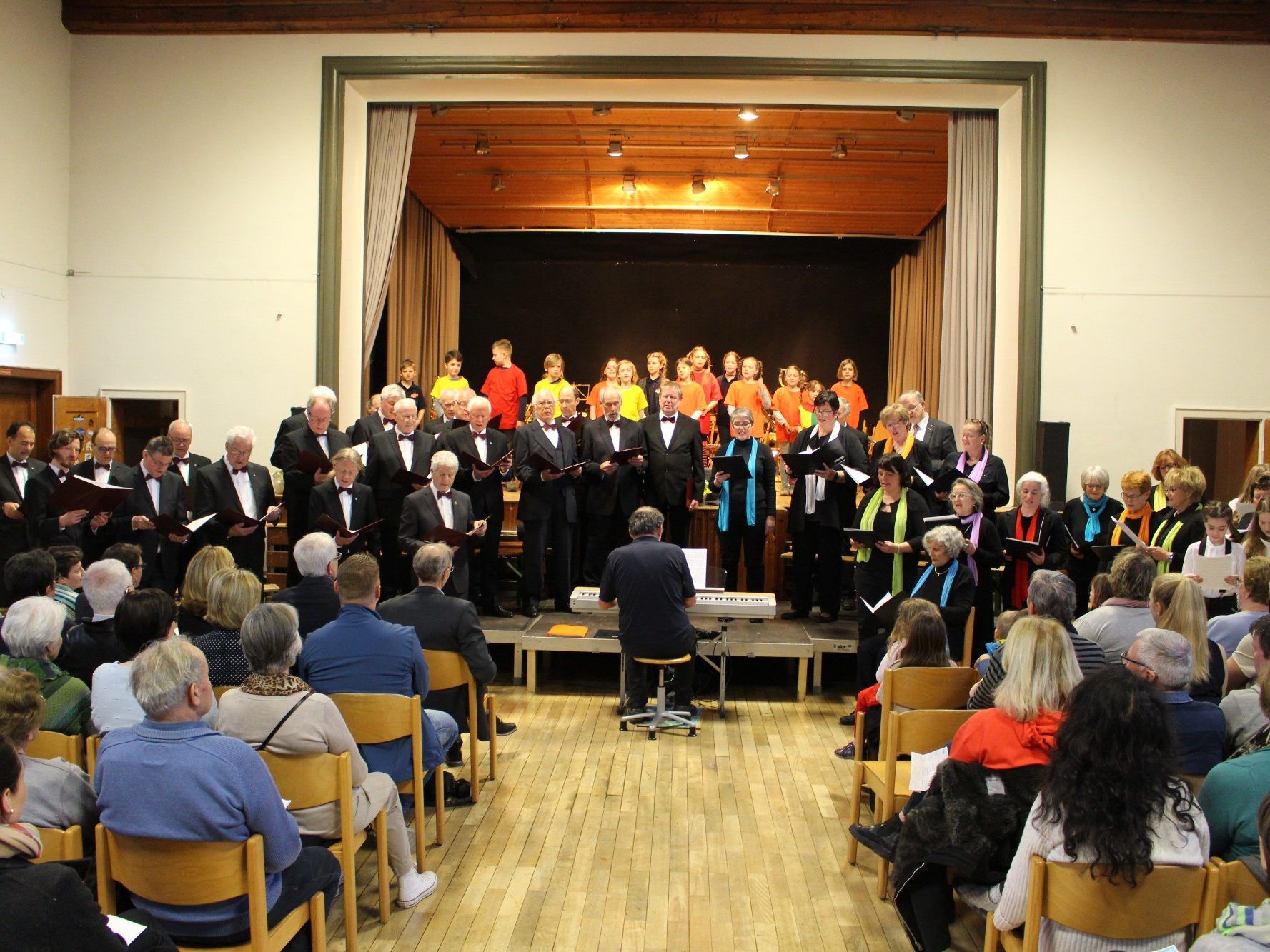 Tradition hat in Lochau das alljährliche „Gemeinschaftskonzert“ mit den örtlichen Chorgemeinschaften, den „Happy Kids“, dem Männergesangverein und dem Kirchenchor. Dazu spielt die „Jungmusik Lochau“. Tradition hat in Lochau das alljährliche „Gemeinschaftskonzert“ mit den örtlichen Chorgemeinschaften, den „Happy Kids“, dem Männergesangverein und dem Kirchenchor. Dazu spielt die „Jungmusik Lochau“.