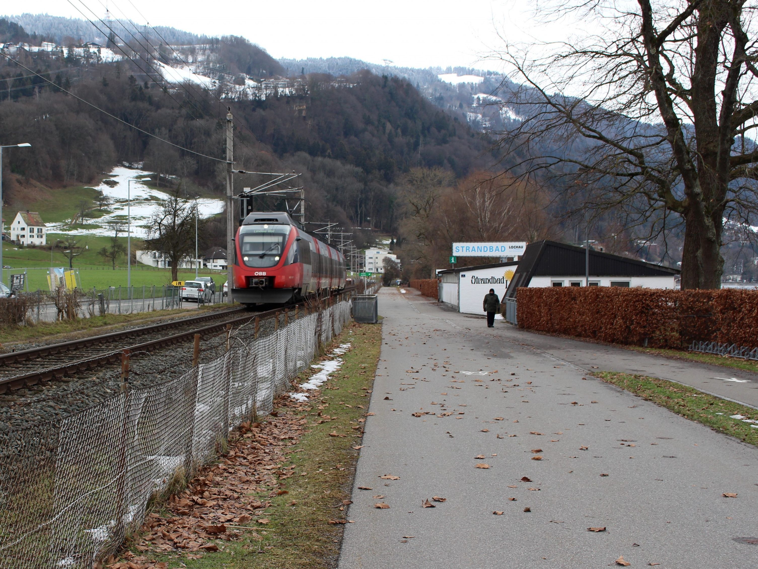 Mit dem Abbruch des Strandbad-Sanitärgebäudes beginnen die umfangreichen Bauarbeiten am See begonnen. Im Mittelpunkt stehen die Brückenbauten in den Bereichen Landesstraße L 190, ÖBB und Bodenseeradweg.