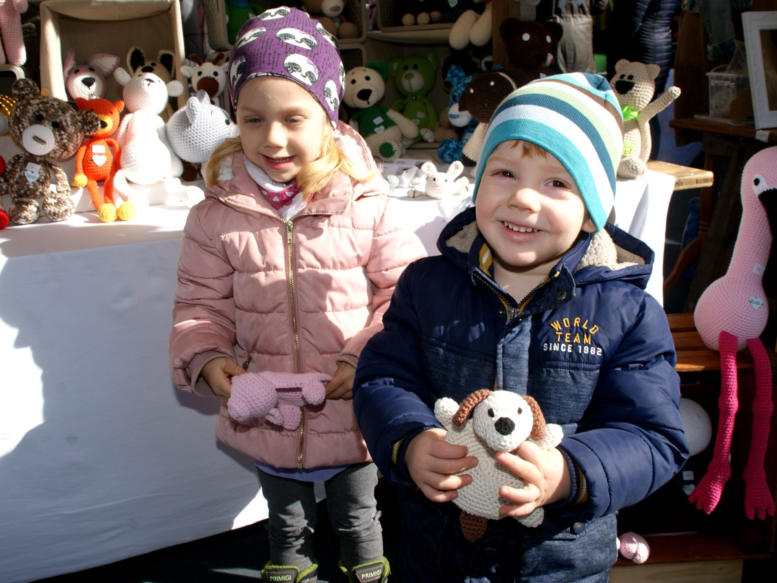 Mathilda und Josef mit ihren Häkeltieren