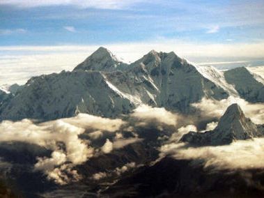 Der schmelzende Schnee legt immer mehr Leichen auf dem Mount Everest frei.