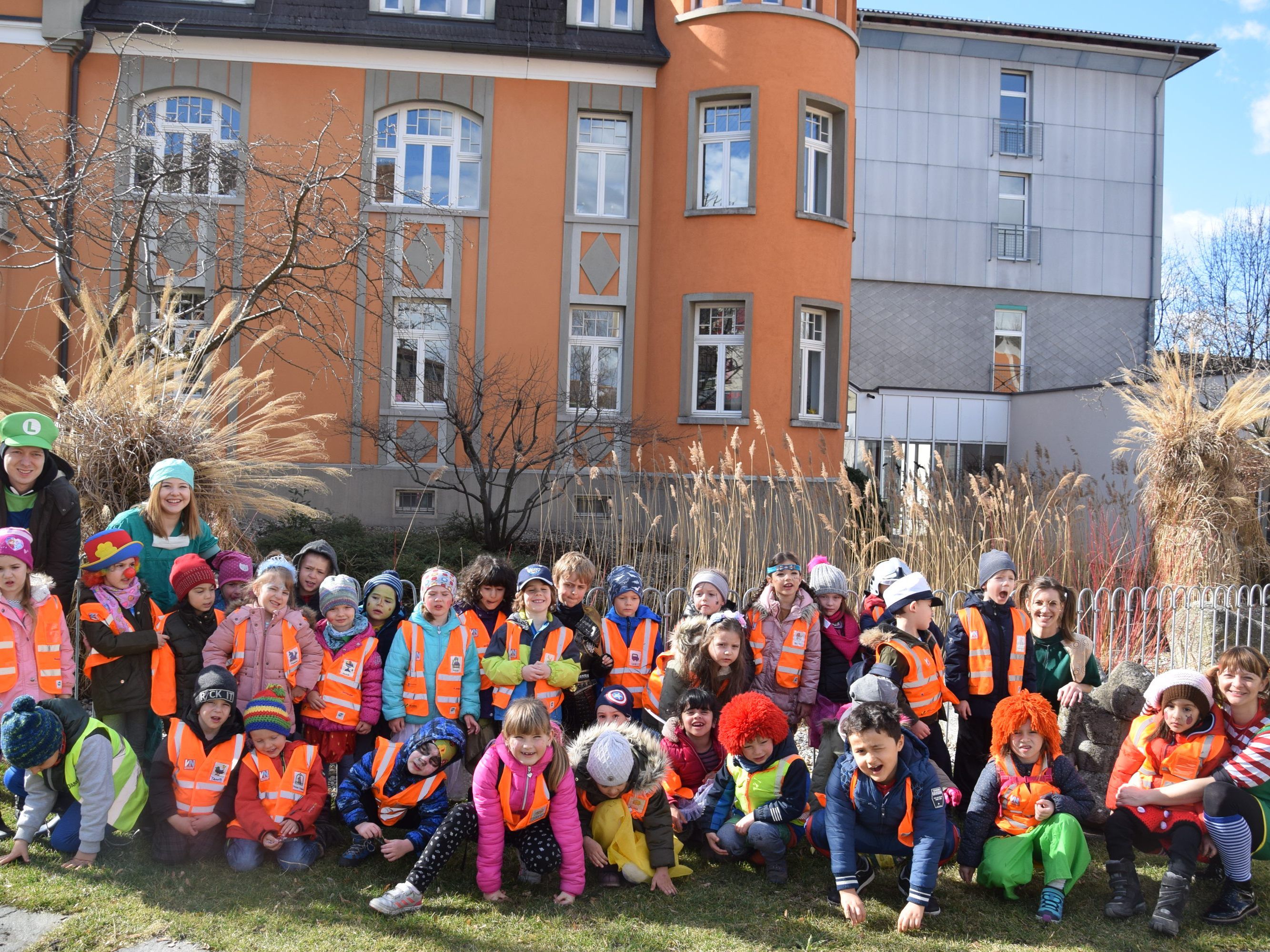 Die Kinder und Pädagogen des Kindergartens Josefsheim waren am Faschingsdienstag zu Besuch im Götzner Rathaus, mit im Gepäck hatten sie das "Lumpasämmler-Lied". Die Kinder und Pädagogen des Kindergartens Josefsheim waren am Faschingsdienstag zu Besuch im Götzner Rathaus, mit im Gepäck hatten sie das "Lumpasämmler-Lied".