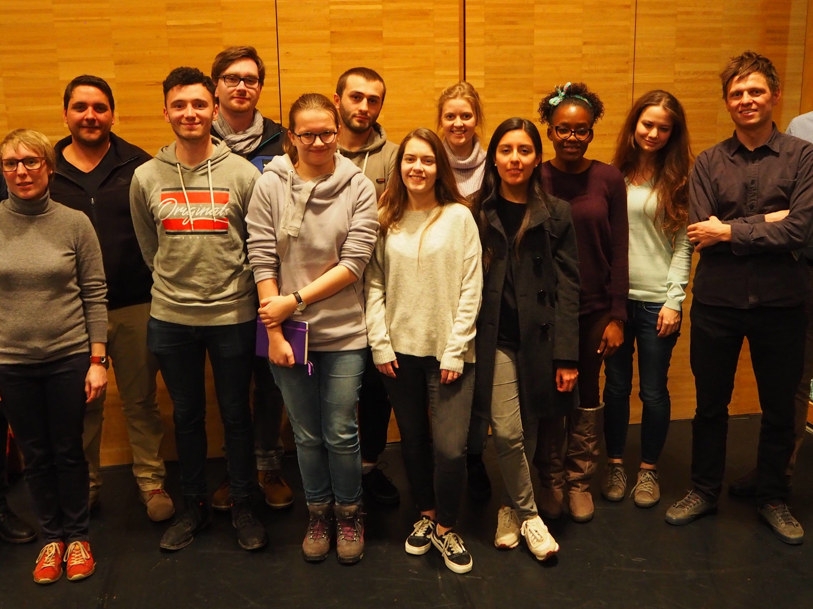 Bürgermeister Rainer Duelli, Dozentin Anni Brandl, die elf Studenten, Dozent Martin Mackowitz, Manfred Vogt Projektkoordinator der Gemeinde Bürgermeister Rainer Duelli, Dozentin Anni Brandl, die elf Studenten, Dozent Martin Mackowitz, Manfred Vogt Projektkoordinator der Gemeinde