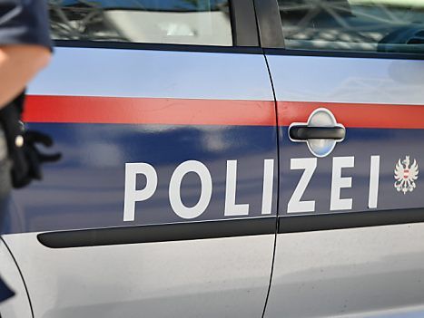 Der erst 17-jährige Lenker verursachte hohen Sachschaden an Pkw und Umgebung. Der erst 17-jährige Lenker verursachte hohen Sachschaden an Pkw und Umgebung.