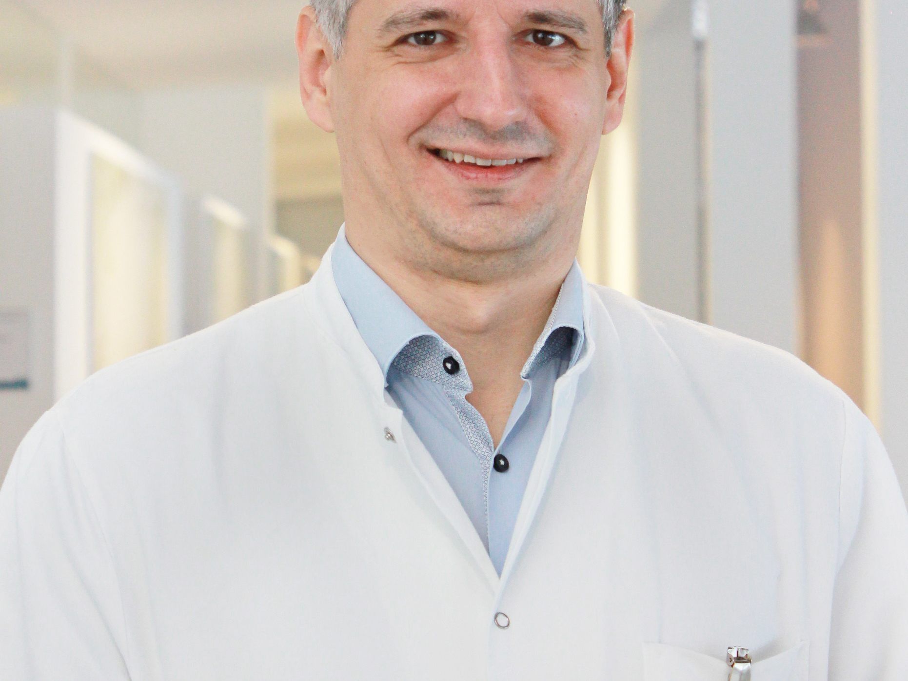 Prim. Priv.-Doz. Dr. Gabriel Djedovic, Abteilungsleiter der Plastischen Chirurgie am Schwerpunktkrankenhaus Feldkirch.