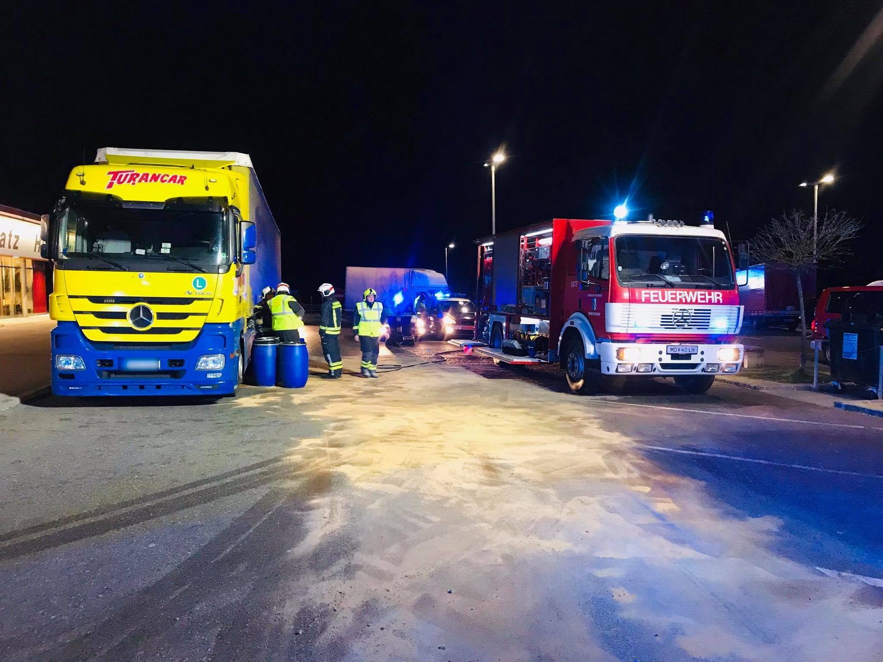 Schadstoffeinsatz auf der Wiener Außenringautobahn: 500 Liter Diesel mussten abgepumpt werden.