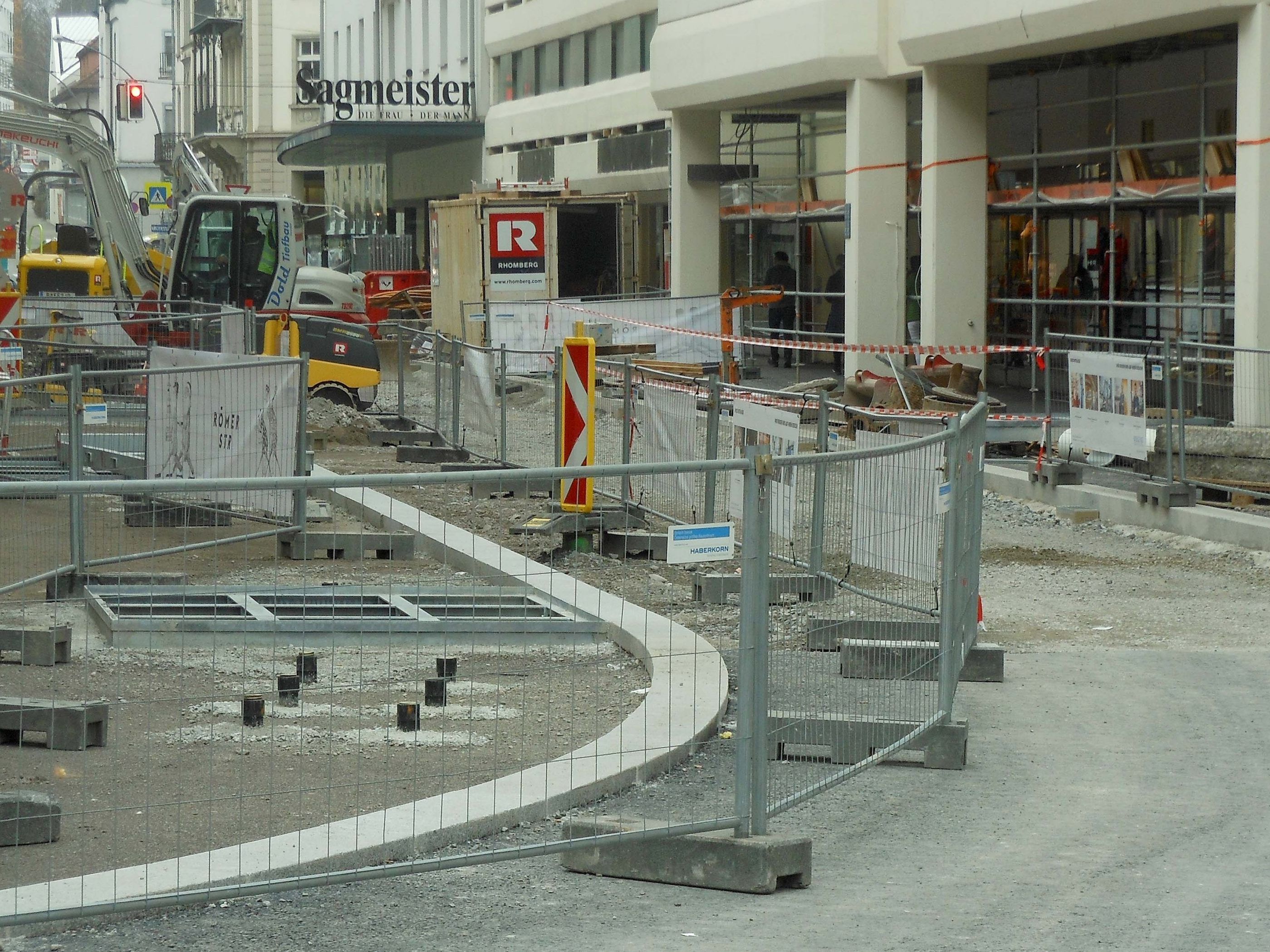 Auch in der Römerstraße wird alles für den endgültigen Belag vorbereitet. Auch in der Römerstraße wird alles für den endgültigen Belag vorbereitet.