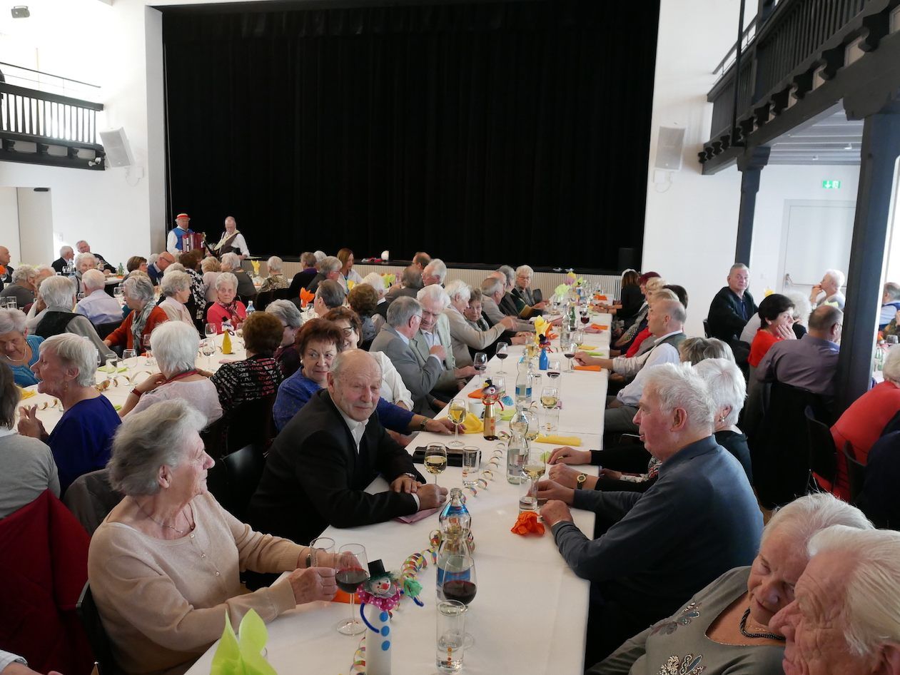 Rund 270 Hohenemser(innen) besuchten den heurigen Seniorenball im Löwensaal. Rund 270 Hohenemser(innen) besuchten den heurigen Seniorenball im Löwensaal.
