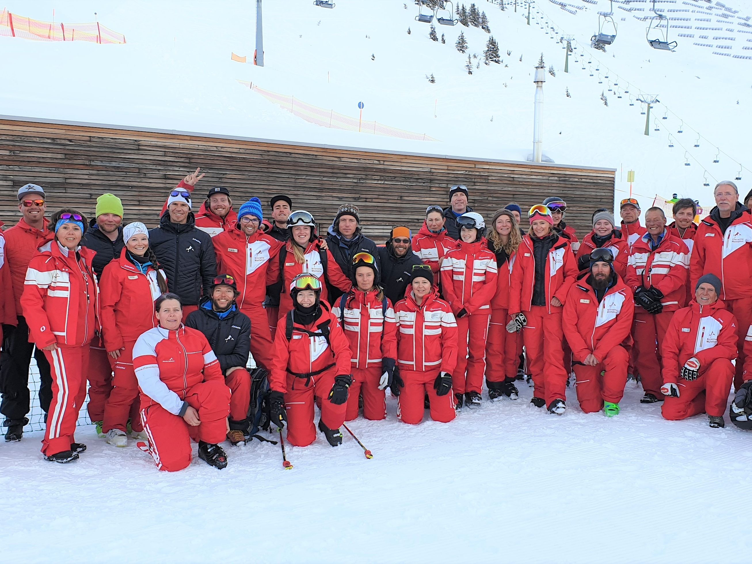 Besprechung im Kinderland der Skischule