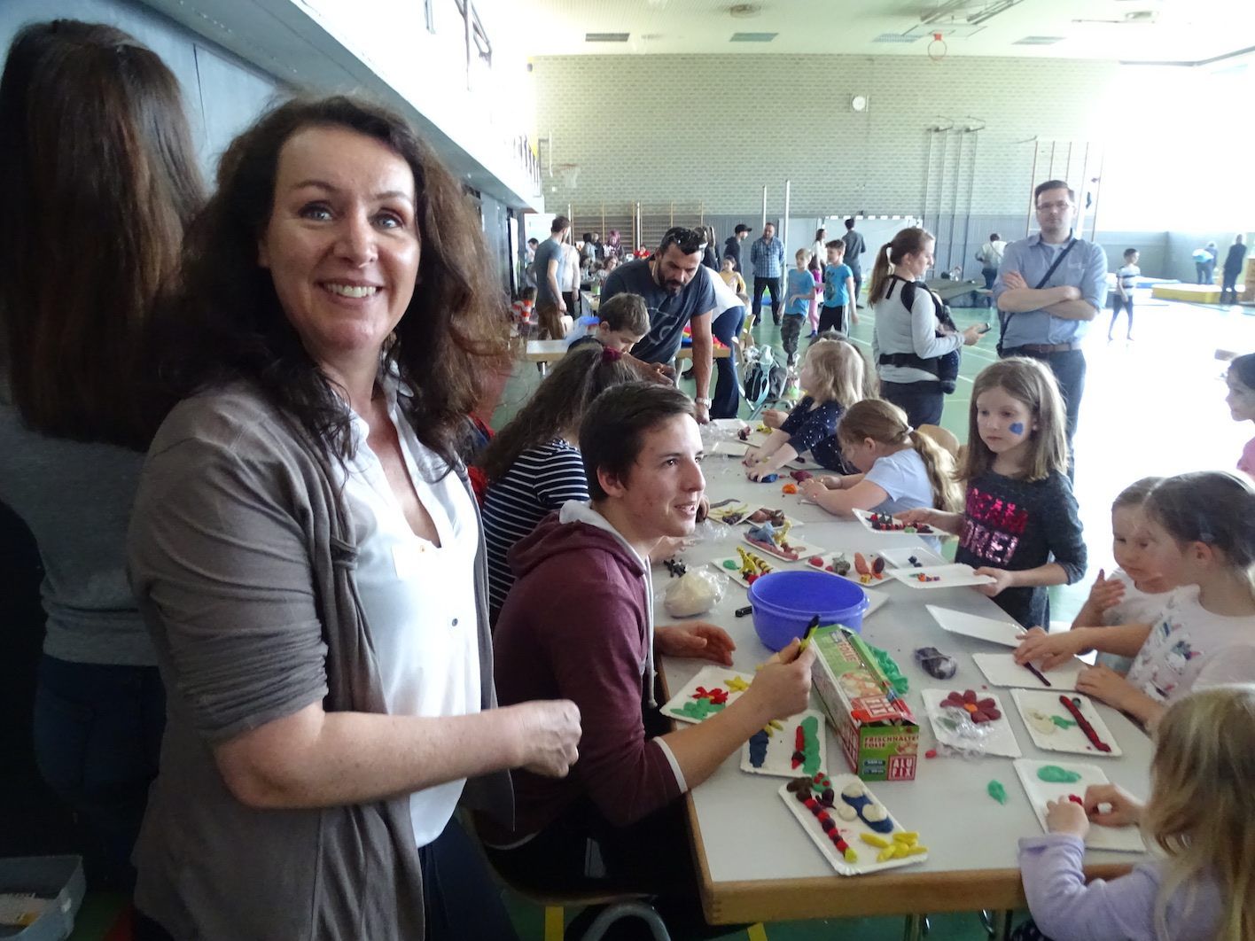 Vera Landl (l.) organisierte mit ihren 18 Helferinnen das Familienspielefest.