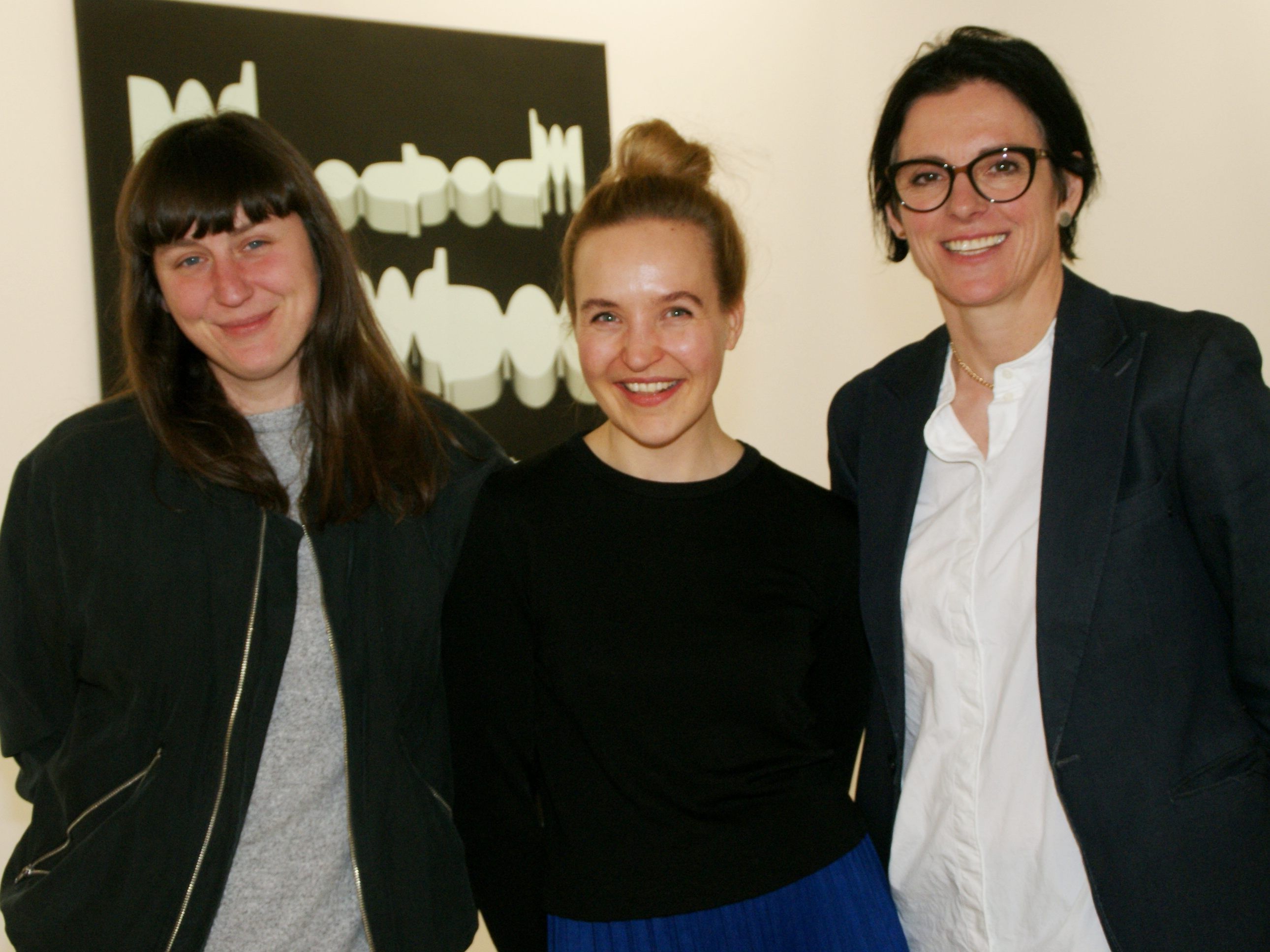 Daniela Fetz mit den Künstlerinnen
