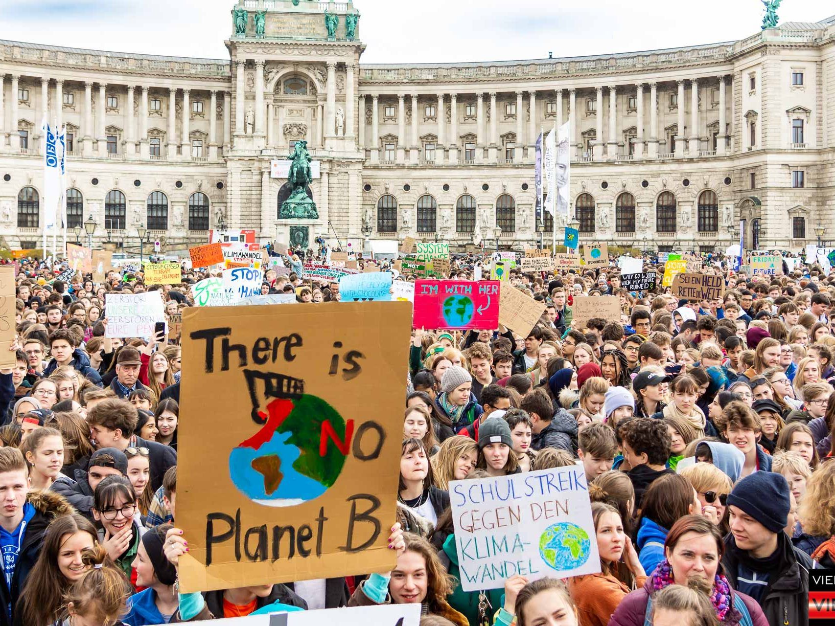 Weltweiter Klimastreik Jetzt nehmen WIR die Zukunft in die Hand - Heldenplatz - 15.03.2019 Teil 1/2