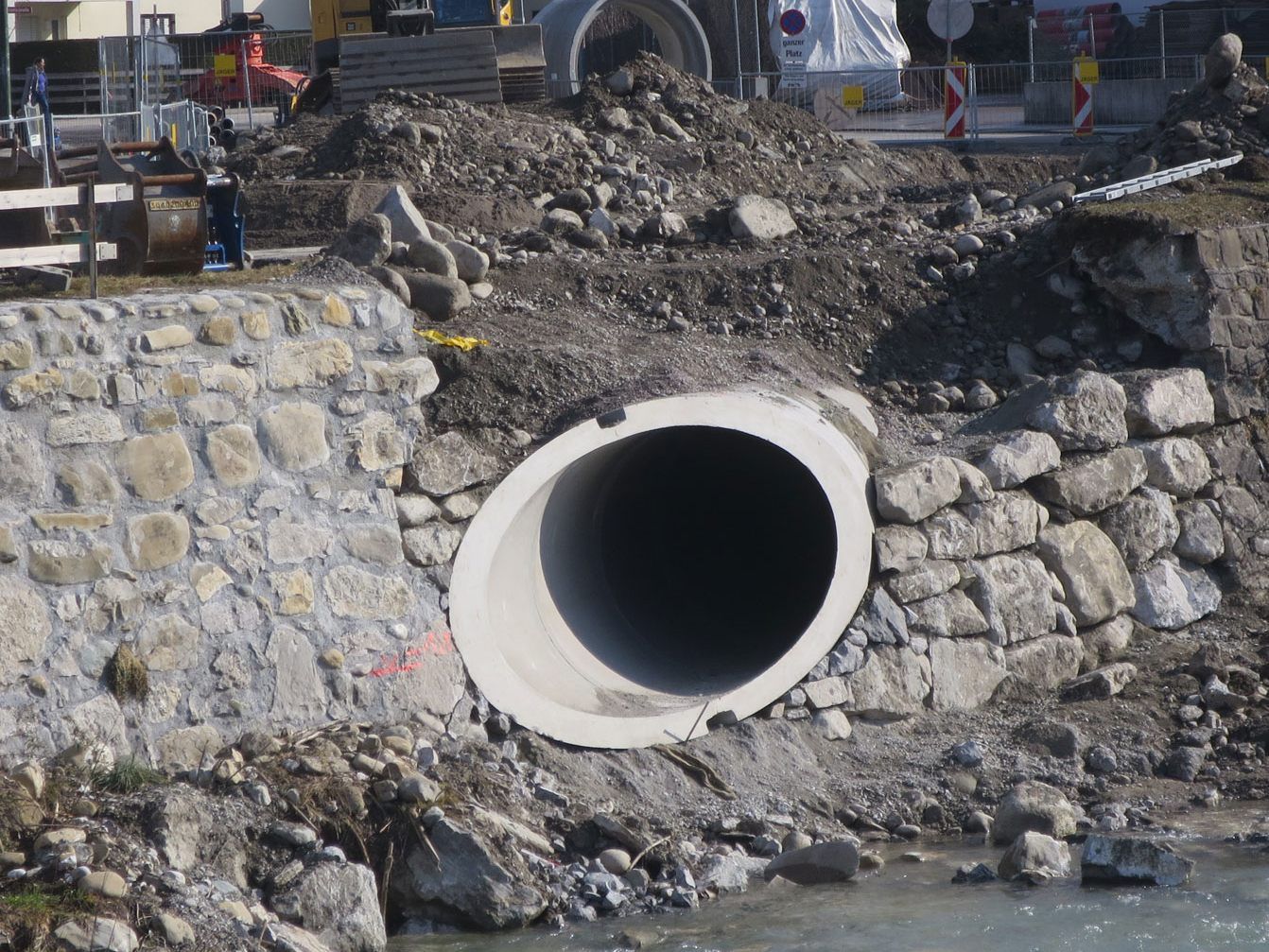 Bei Hochwasser schießen pro Sekunde 20 Kubikmeter Wasseraus der Röhre in das Achbett.