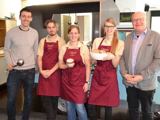 Das Team der „Zäwas“-Suppenbar ist bereit. Das Team der „Zäwas“-Suppenbar ist bereit.