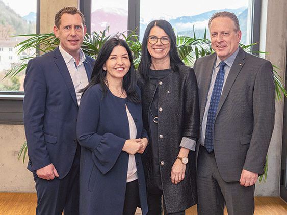 57 der 70 Kammerrätinnen und Kammerräte (81,43 Prozent) wählten Hubert Hämmerle erneut zum Präsidenten. Auch die Vizepräsidenten Bernhard Heinzle und Jutta Gunz (beide FCG.ÖAAB) und Manuela Auer (FSG) wurden in ihren Funktionen bestätigt. Fotos: Jürgen Gorbach, AK 57 der 70 Kammerrätinnen und Kammerräte (81,43 Prozent) wählten Hubert Hämmerle erneut zum Präsidenten. Auch die Vizepräsidenten Bernhard Heinzle und Jutta Gunz (beide FCG.ÖAAB) und Manuela Auer (FSG) wurden in ihren Funktionen bestätigt. Fotos: Jürgen Gorbach, AK