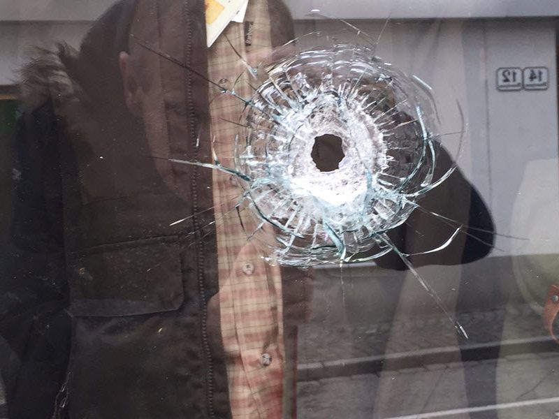 Projektil durchschlug das Auslagenfenster des Bregenzer Geschäftes.