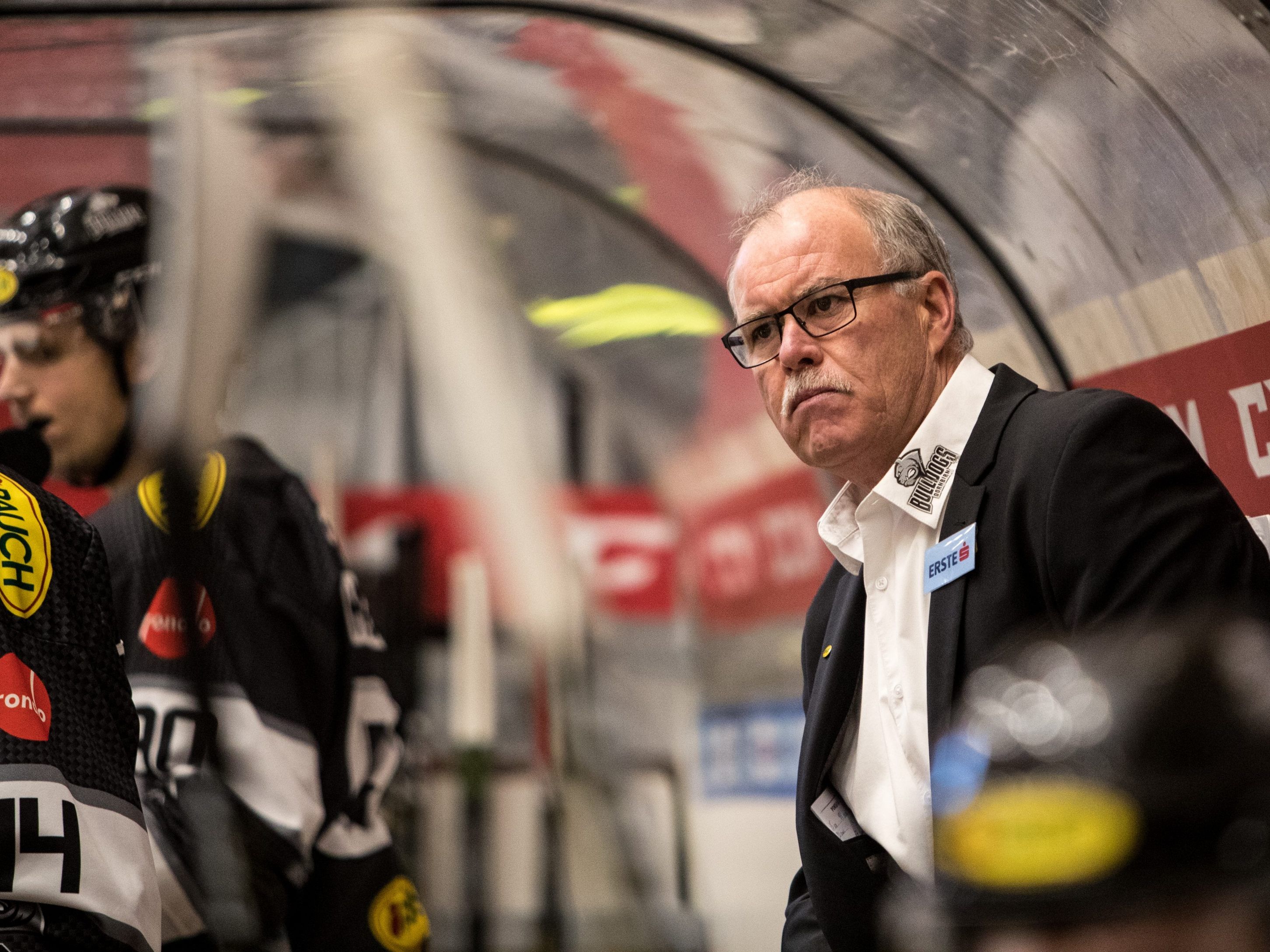 Der Vertrag von Dave MacQueen als Trainer der Dornbirn Bulldogs wird nach sieben Jahren nicht verlängert. Der Vertrag von Dave MacQueen als Trainer der Dornbirn Bulldogs wird nach sieben Jahren nicht verlängert.