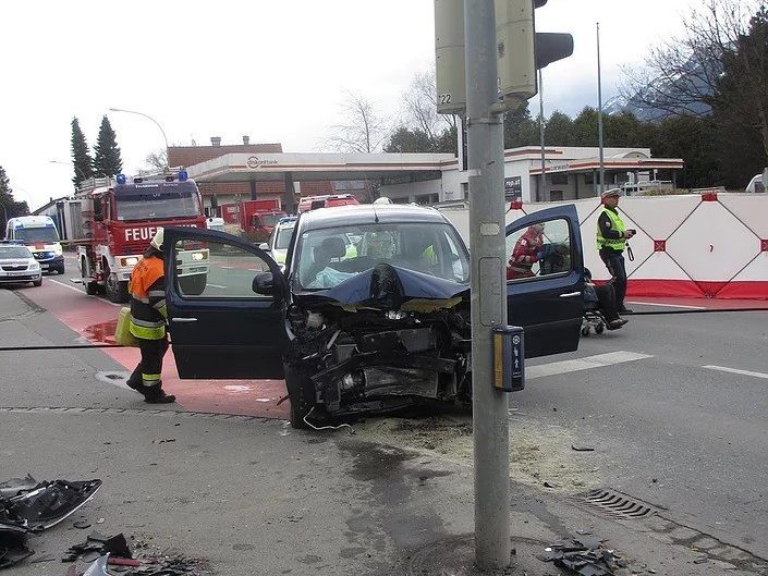 Bei dem Unfall wurden drei Personen verletzt.