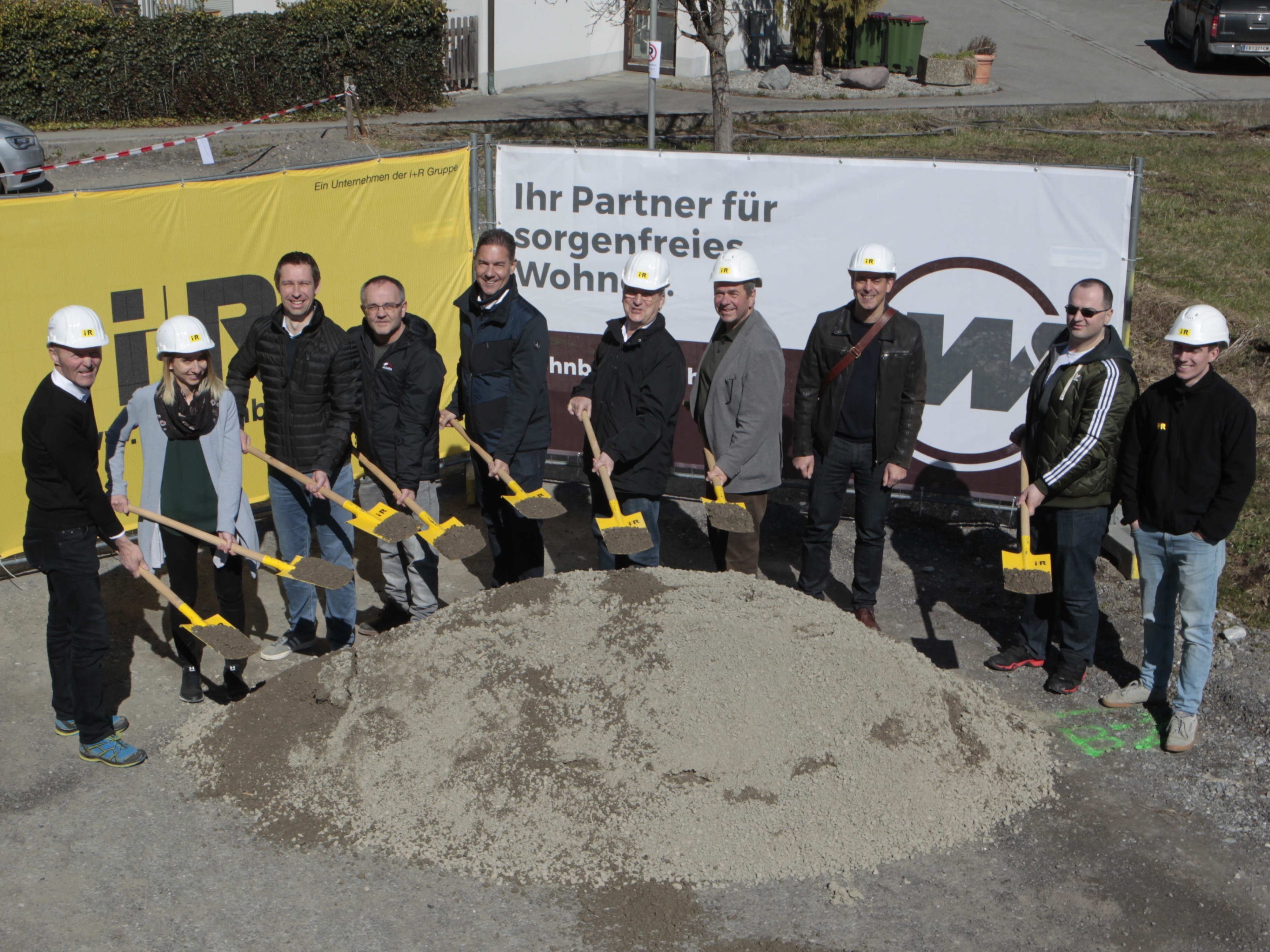 Bauherr, Bürgermeister, Planer, Generalunternehmer und Projekt- und Bauleiter feierten gemeinsam den Spatenstich für die gemeinnützige Wohnanlage der Wohnbauselbsthilfe im Zentrum von Frastanz.