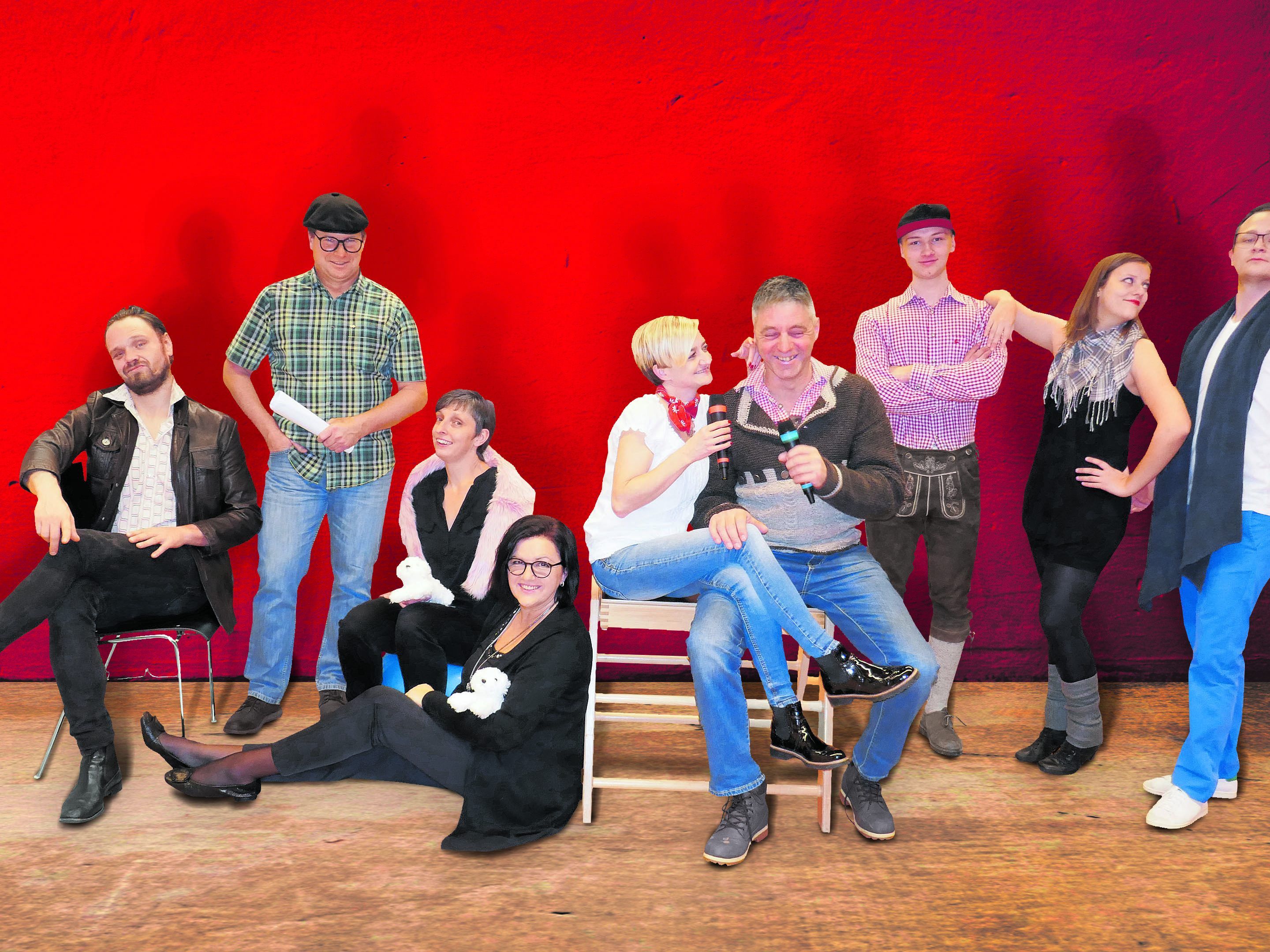 Der neunköpfige Theaterspieler-Trupp bei "Mordsspaß im Musikantenstall". Der neunköpfige Theaterspieler-Trupp bei "Mordsspaß im Musikantenstall".