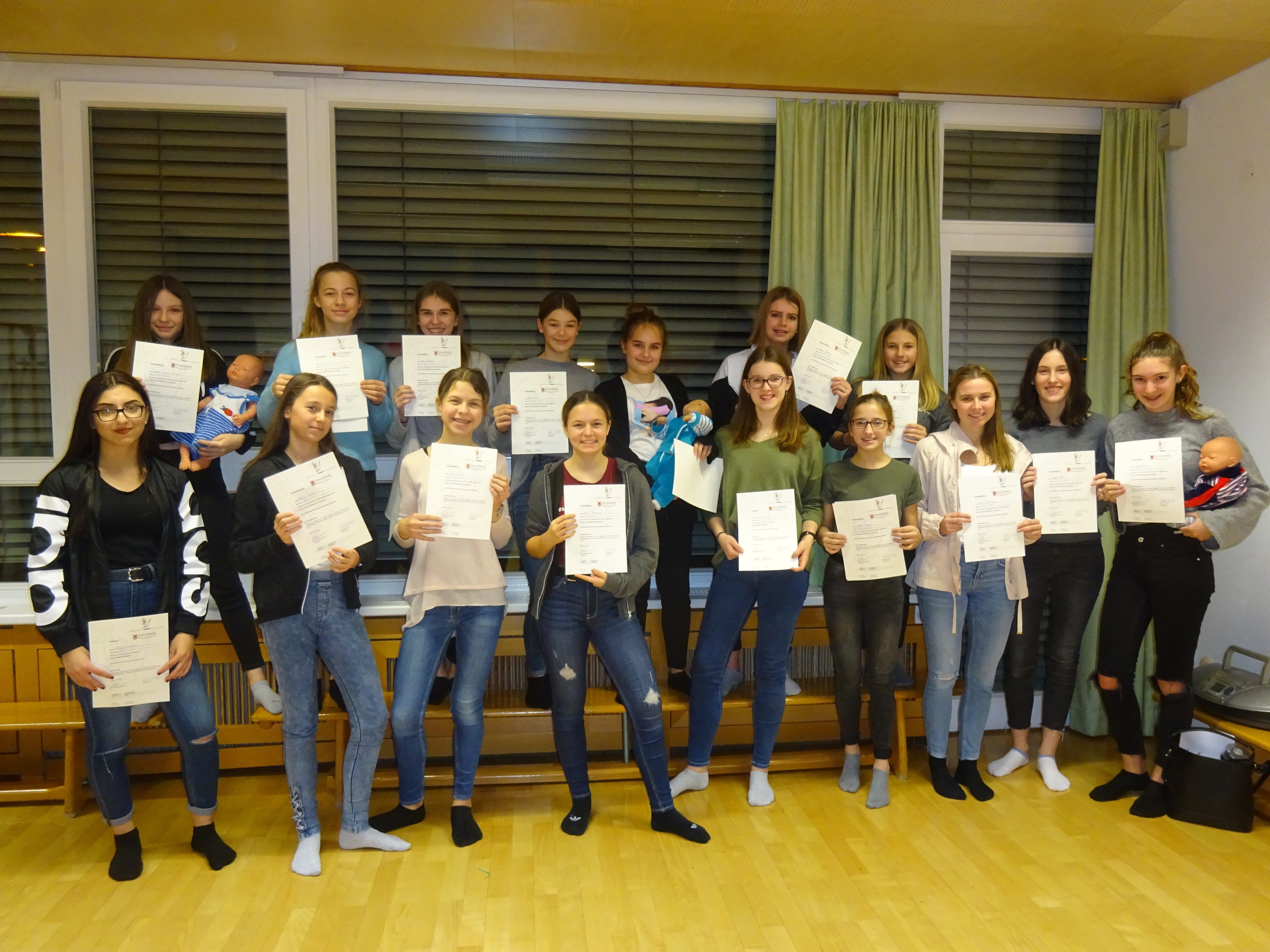 16 Mädchen wurden im Februar zu Babysitterinnen ausgebildet. 16 Mädchen wurden im Februar zu Babysitterinnen ausgebildet.