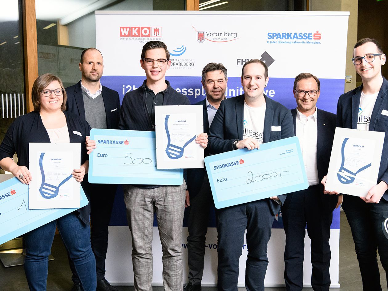 Prämierte Businesspläne: Weibsbild (Iris Lins, 2. Platz), Marco Tittler (Stv.-Direktor Wirtschaftskammer Vorarlberg), PayTec (Michael Payer, 3. Platz), Harald Moosbrugger (Leiter Wirtschaftsangelegenheiten Land Vorarlberg) und PillBase (Claudio Errico und Simon Brei, 1. Platz) mit Werner Böhler (Vorstandsvorsitzender Dornbirner Sparkasse).