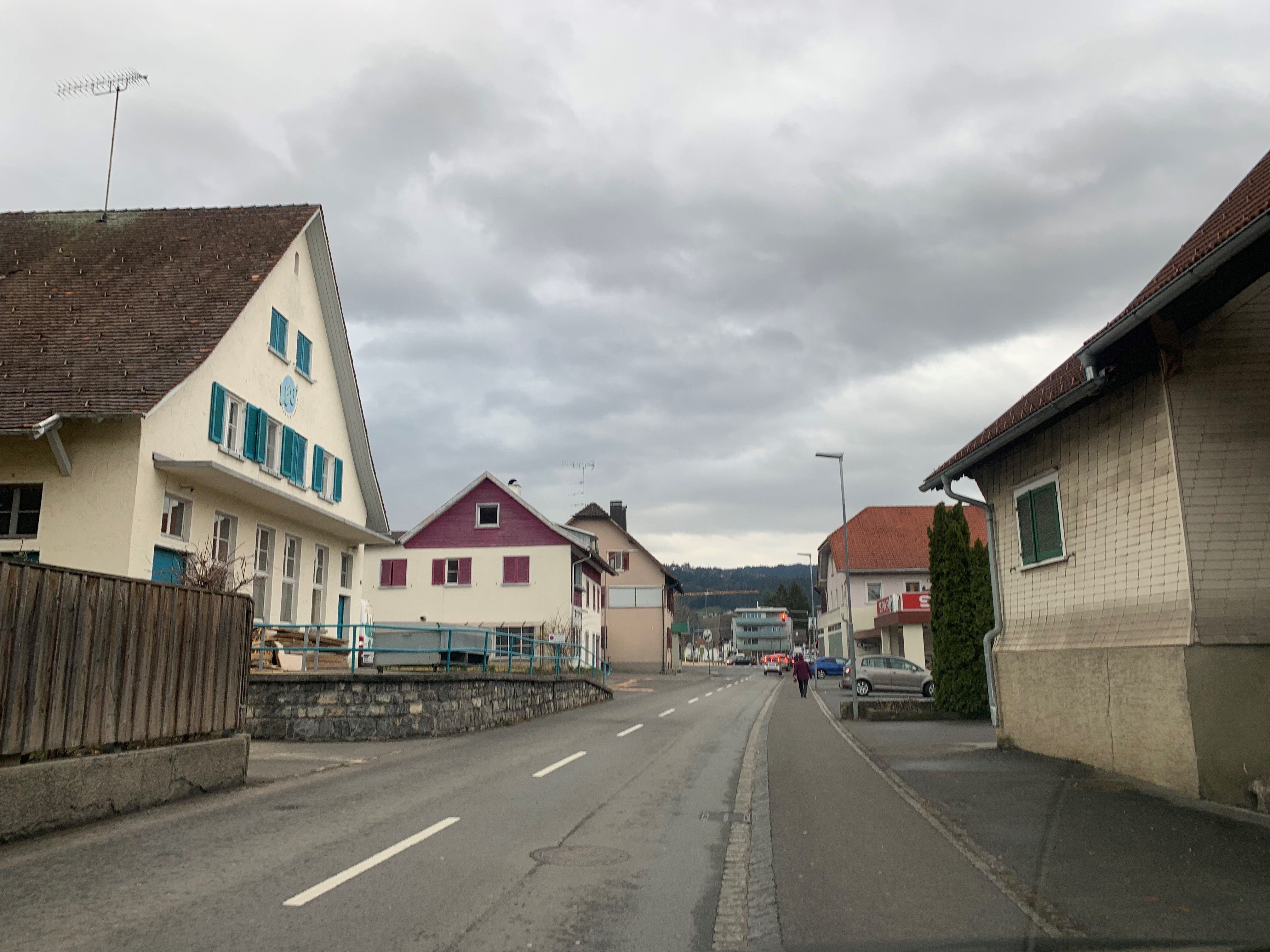 In der Lerchenauerstraße in Lauterach reanimierten Passanten eine Mann bis zum Eintreffen der Rettungssanitäter.