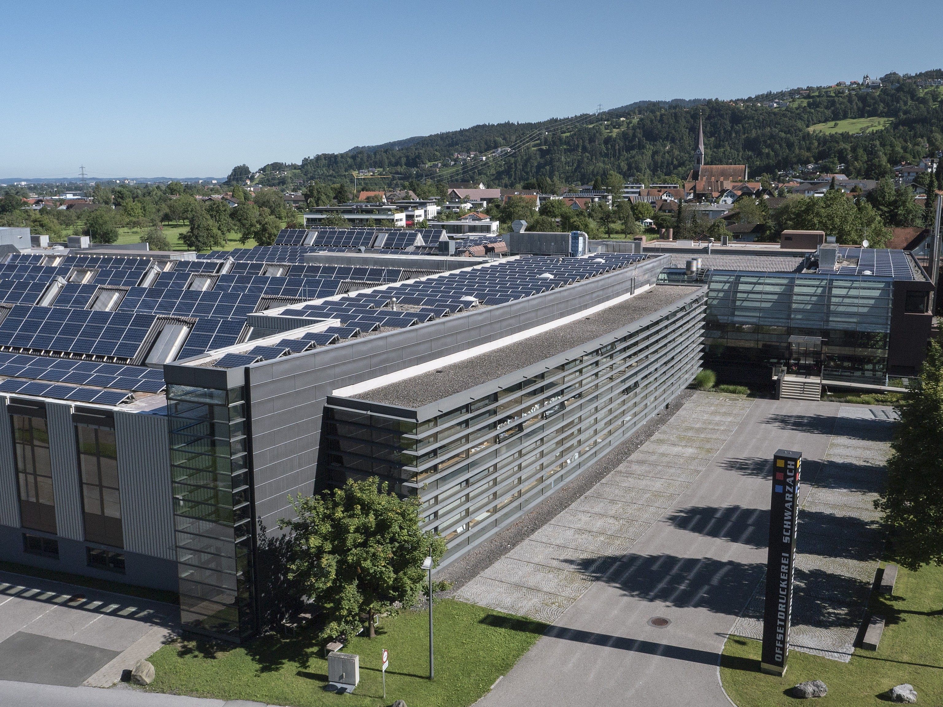 Die Fläche der Solarmodule der Offsetdruckerei Schwarzach beträgt nach der zweiten Ausbaustufe 3.300 m².
