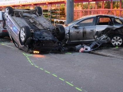 Zahlreiche beschädigte Pkw nach dem Unfall auf der Prager Straße.