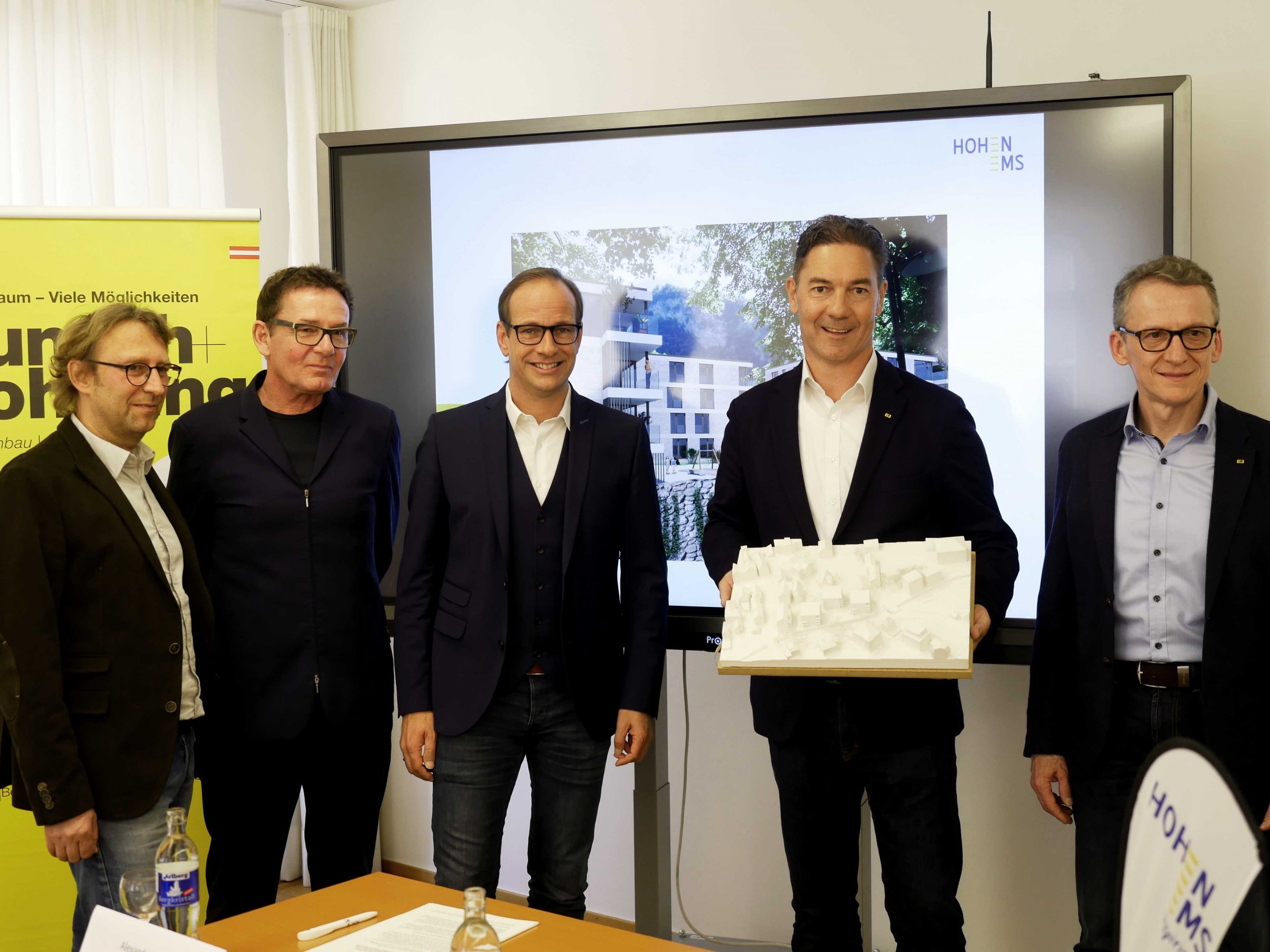 Stadtplaner Bernd Federspiel, Architekt Michael Heim, Bürgermeister Dieter Egger, GF Alexander Stuchly und Kurt Maier (i+r wohnbau) Stadtplaner Bernd Federspiel, Architekt Michael Heim, Bürgermeister Dieter Egger, GF Alexander Stuchly und Kurt Maier (i+r wohnbau)