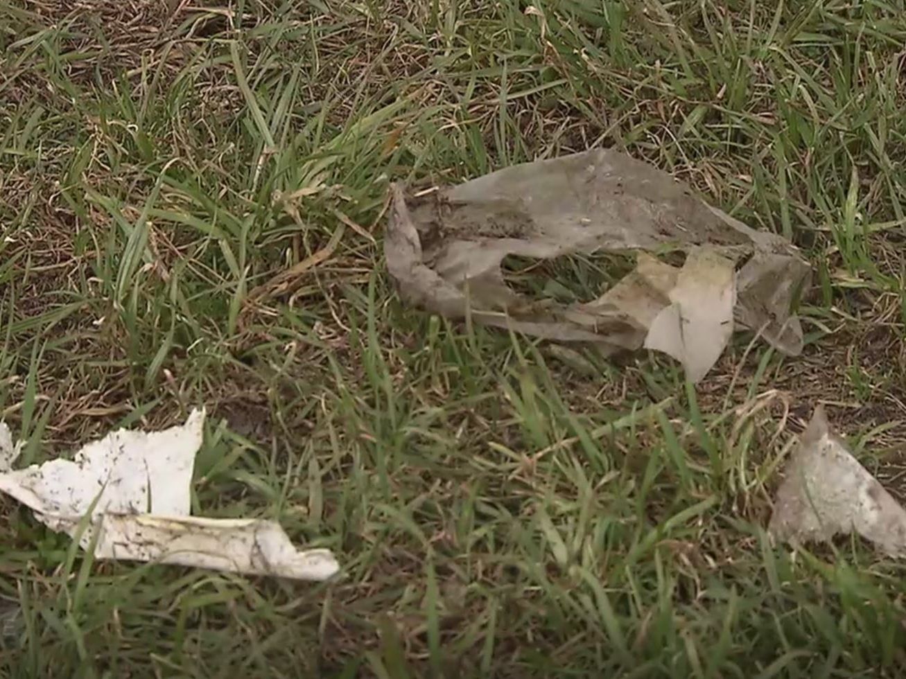 Ein Bauer soll Plastik auf sein Feld ausgebracht haben.