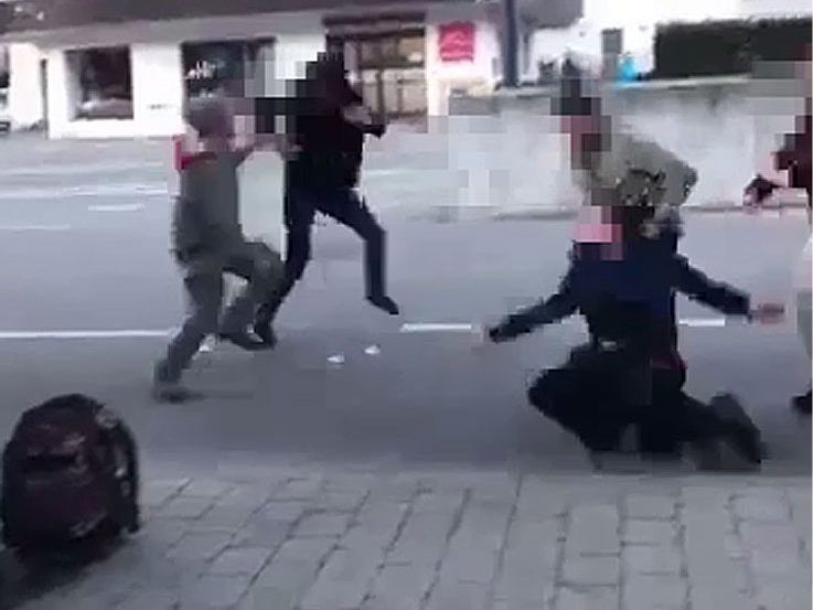 Allein zehn Jugendliche hätten auf einen einzelnen Schrunser eingeschlagen. Allein zehn Jugendliche hätten auf einen einzelnen Schrunser eingeschlagen.