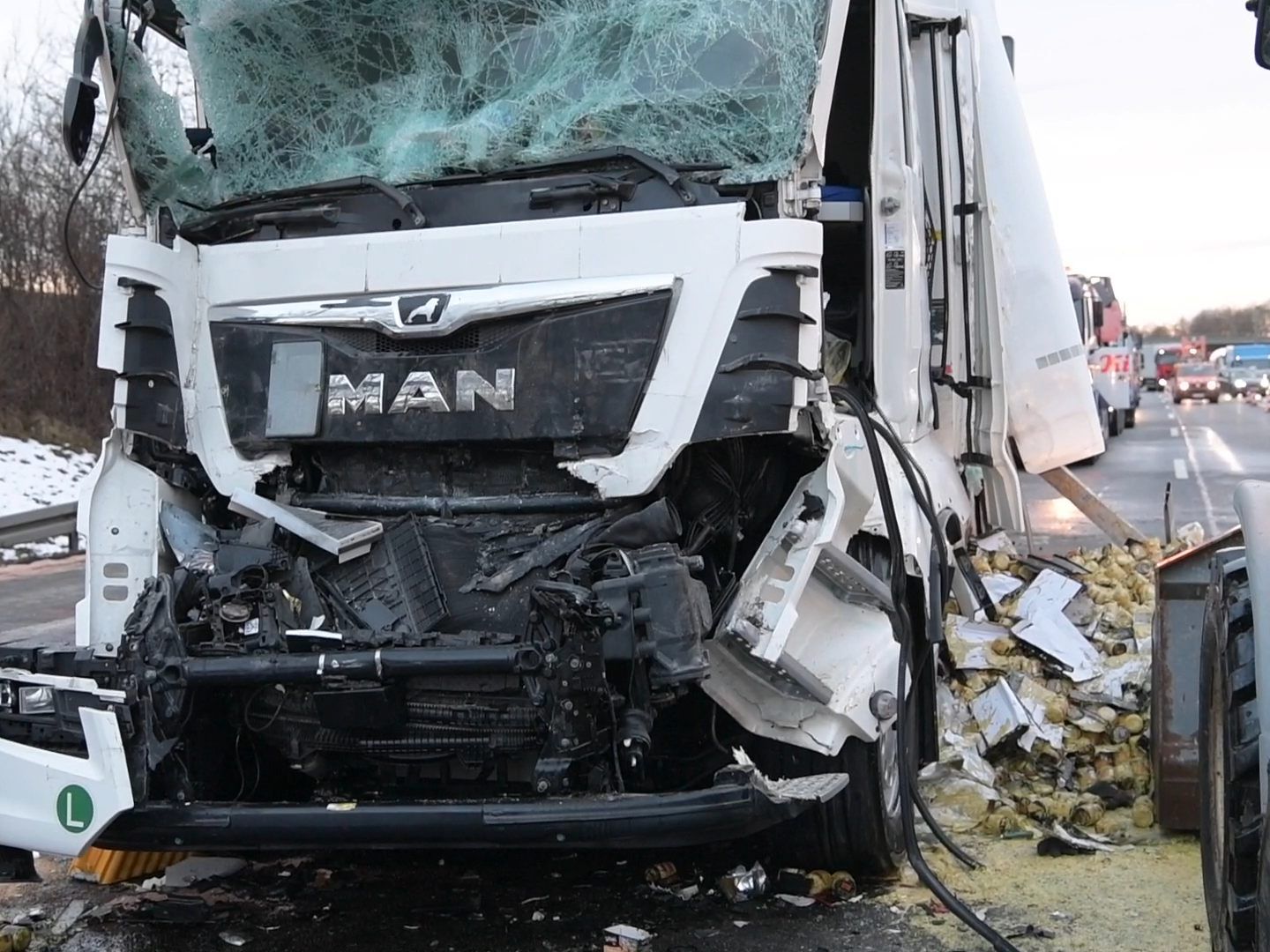 Zwei Tonnen Senf liefen auf die Autobahn.