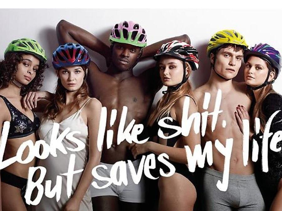 „Sieht scheiße aus - aber rettet Leben“ - so lautet die Aussagen der Kampagne für die Fahrradhelme. „Sieht scheiße aus - aber rettet Leben“ - so lautet die Aussagen der Kampagne für die Fahrradhelme.