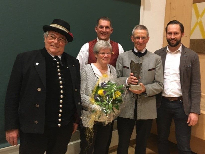 Laudator Georg Wagner, Isabella und Tone Schmelzenbach, Bgm. Ulrich Schmelzenbach und Richard Richard Bilgeri, Obmann des Heimatpflegevereins Bregenzerwald (hinten).