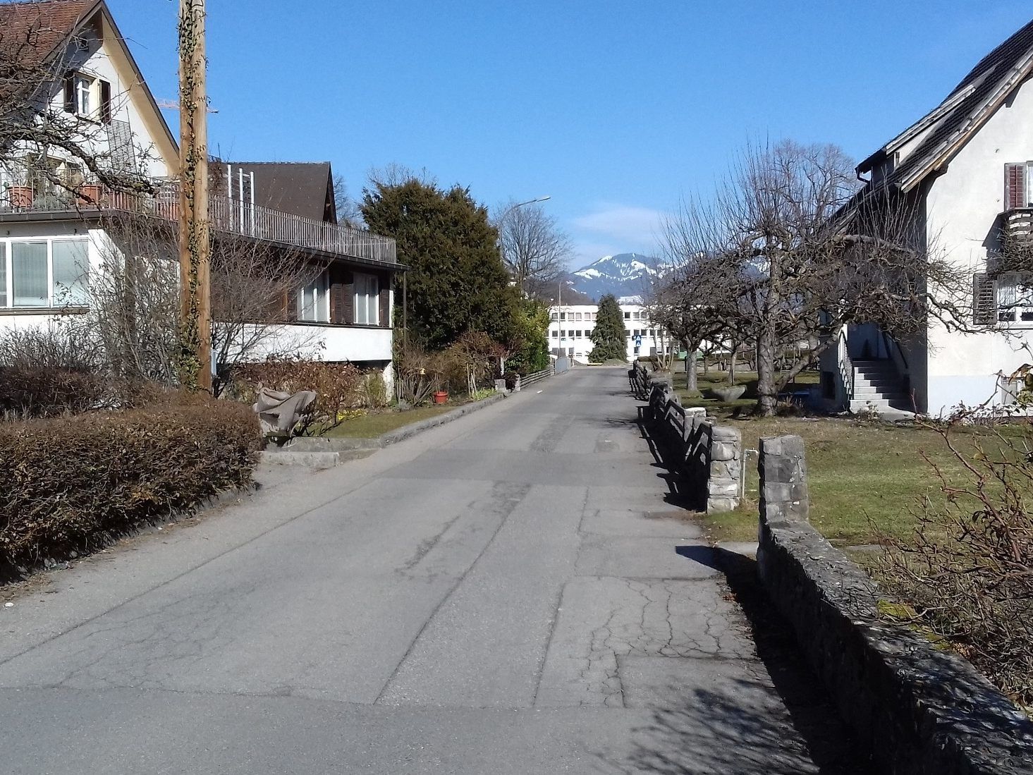 Ab Montag starten im Ortsteil Tisis-Nord, wie beispielsweise in der Wolf-Huber-Straße, die Kanal- und Straßenbauarbeiten.