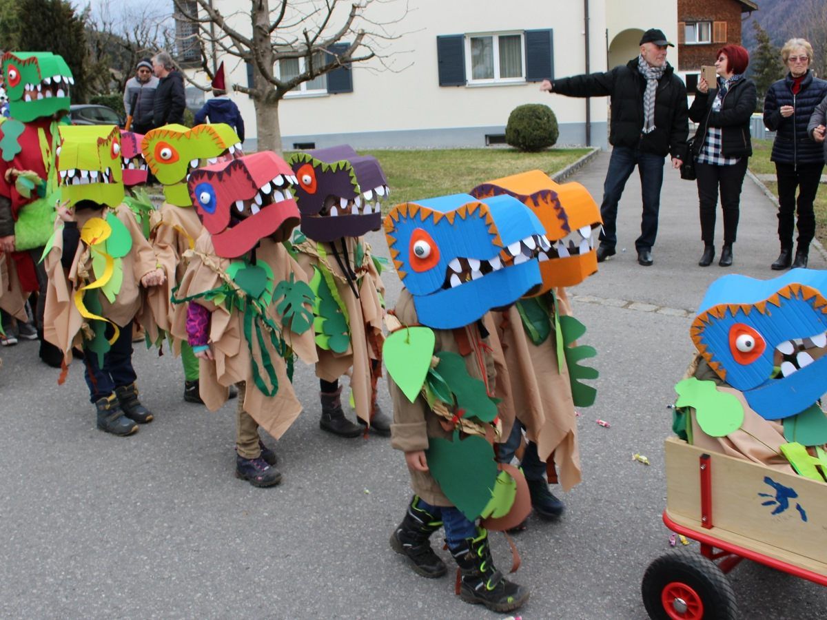 Als die Dinosaurier wieder laufen lernten: Bunter Kinderfasching in Göfis.