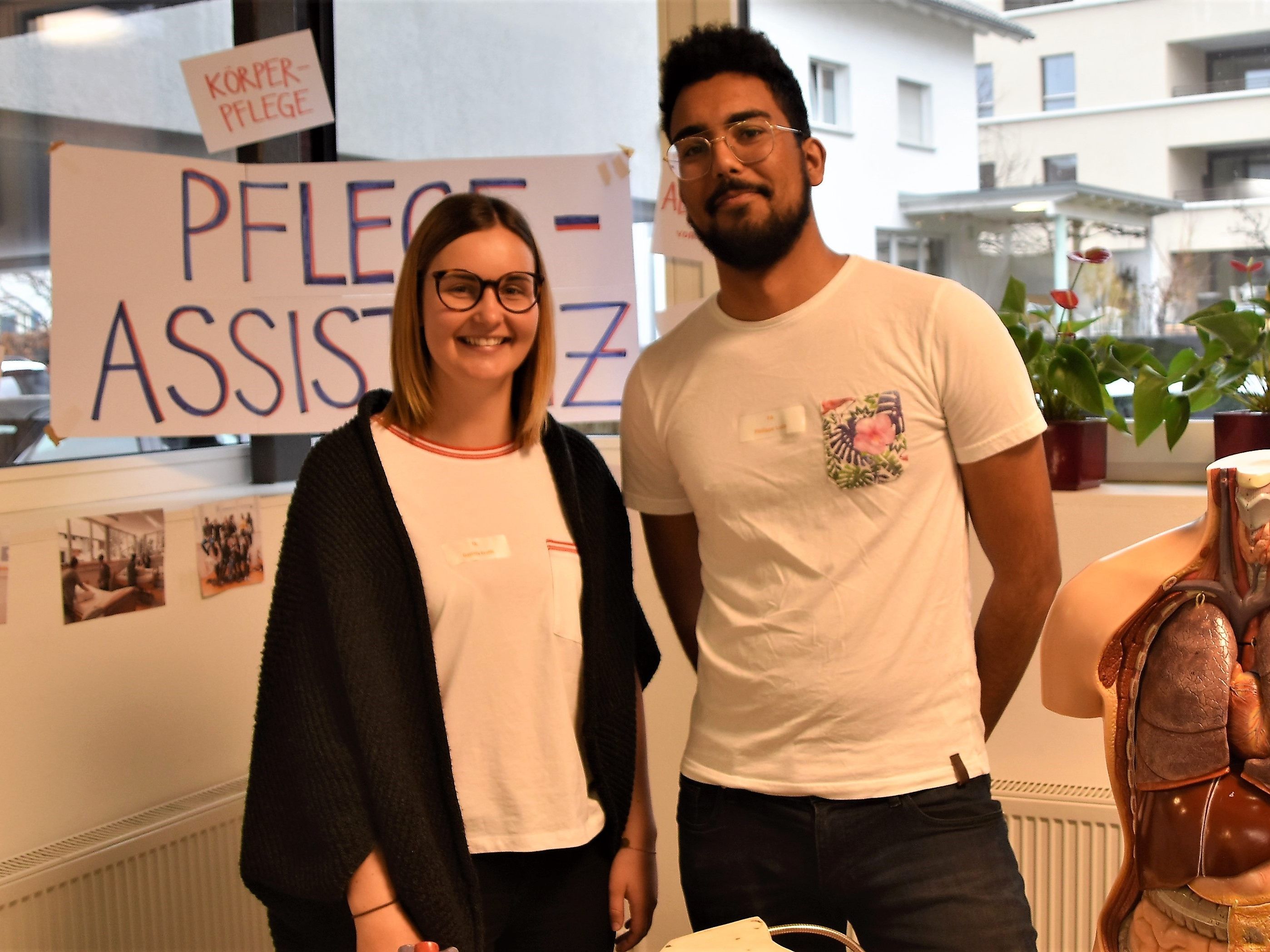 Daniela Roth und Philippe Louis informieren die Besucher