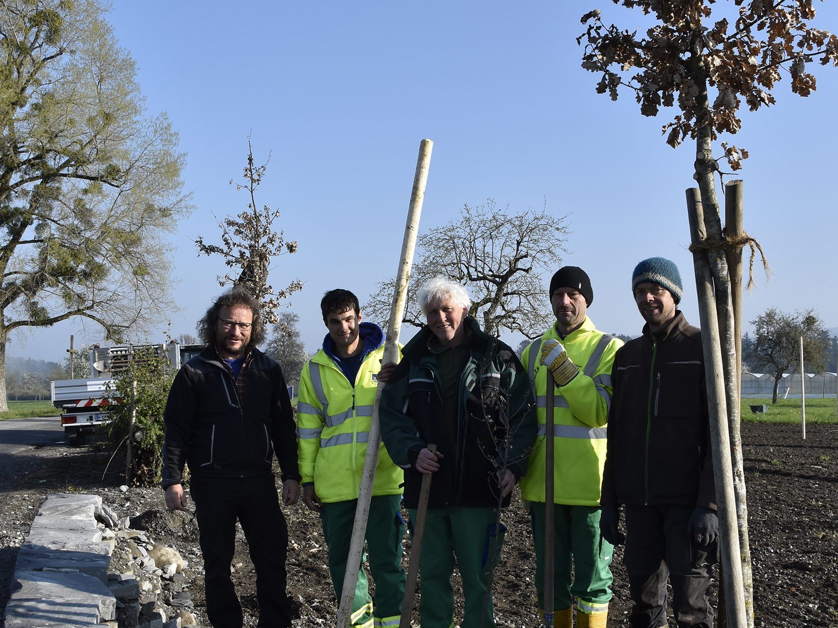 (v.l.:) Bauhofleiter Wilfried Ammann und sein Team sorgen für mehr Grün in der Treietstraße. (v.l.:) Bauhofleiter Wilfried Ammann und sein Team sorgen für mehr Grün in der Treietstraße.