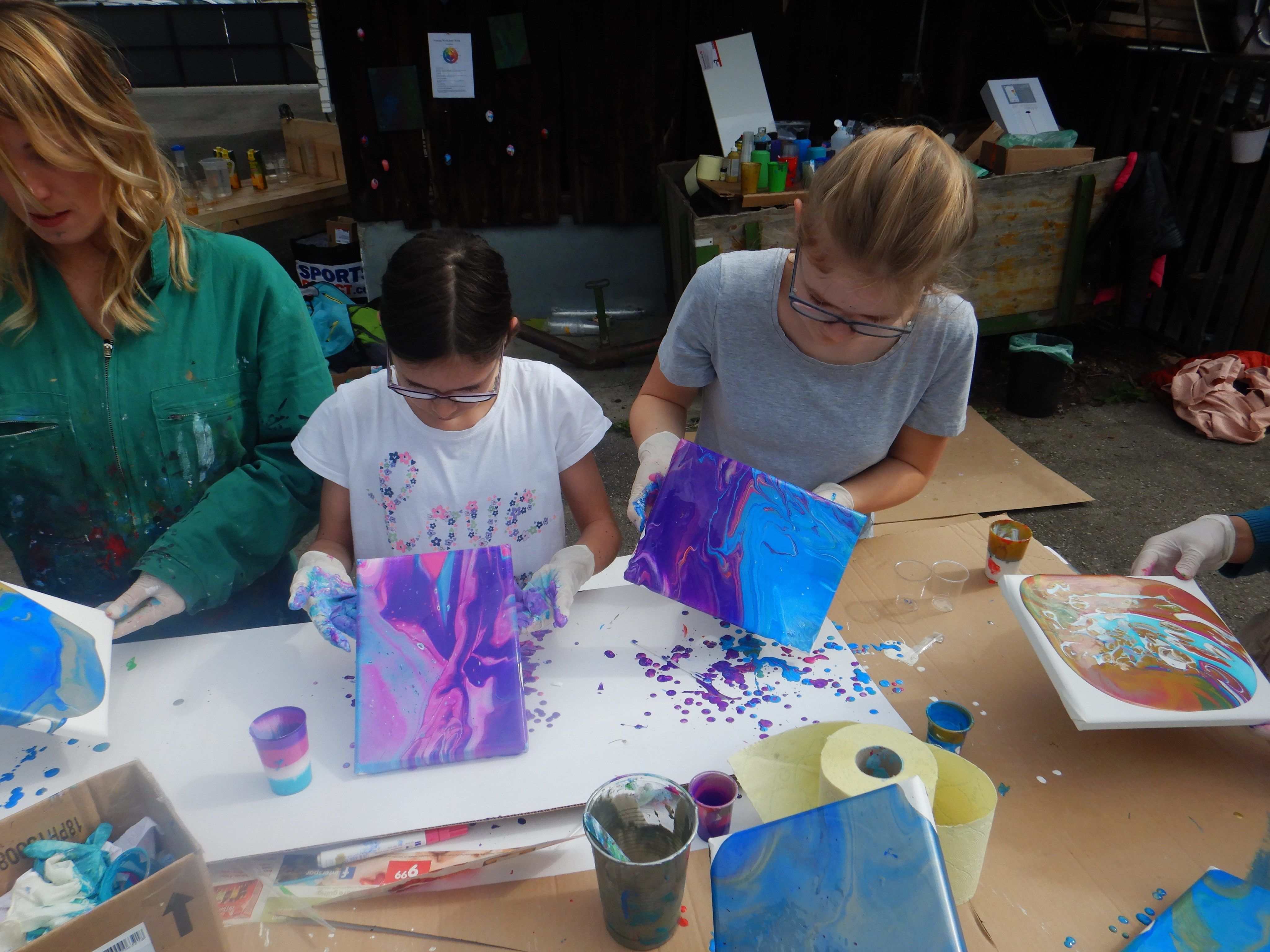 Beim Acrylgießen entstanden bunte Kunstwerke. Beim Acrylgießen entstanden bunte Kunstwerke.