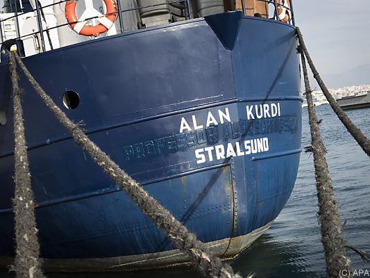 Rund 60 Flüchtlinge warten auf der Alan Kurdi