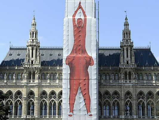 Im Zuge einer Generalsanierung wurde der Hauptturm künstlerisch verhüllt Im Zuge einer Generalsanierung wurde der Hauptturm künstlerisch verhüllt