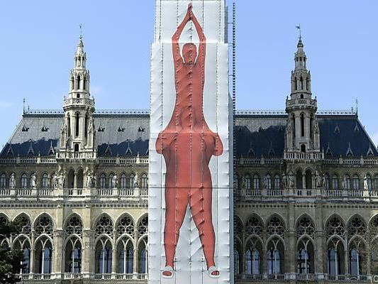 Im Zuge einer Generalsanierung wurde der Hauptturm künstlerisch verhüllt