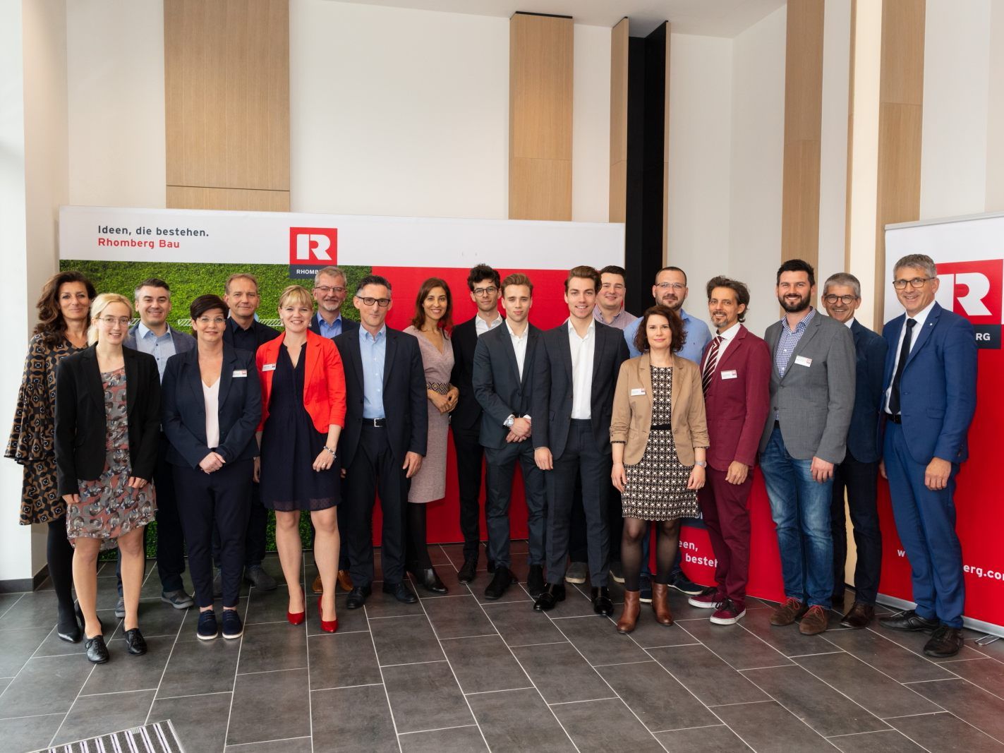 : Das Rhomberg Bau Team der Niederlassung Wien mit CEO Ernst Thurnher sowie Geschäftsführer Martin Summer im neuen Bürogebäude am Wiener Hauptbahnhof.