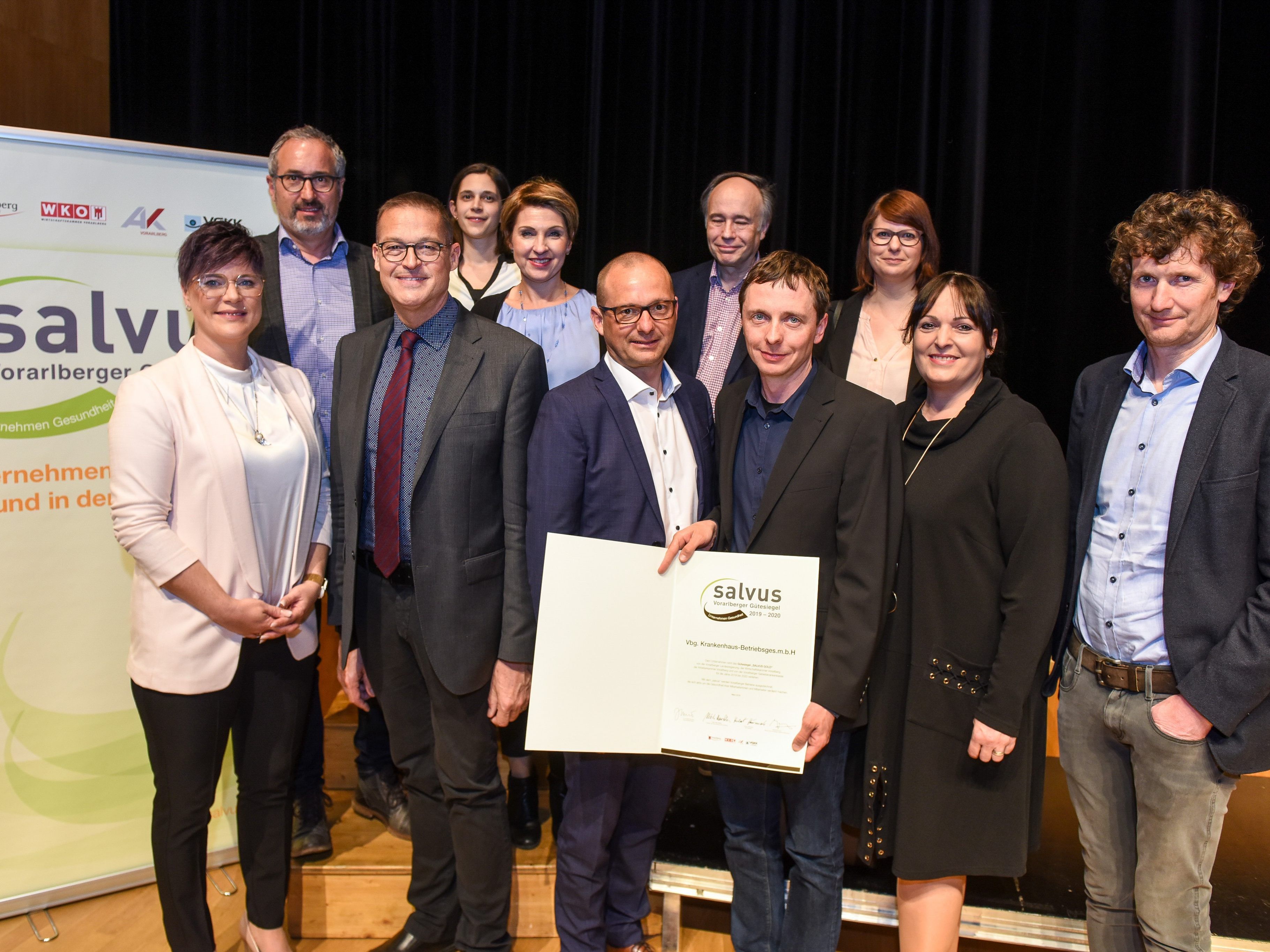 Die Vlbg. Landeskrankenhäuser haben das Goldene salvus-Gütesiegel erhalten: Vertreterinnen und Vertreter aus allen LKH sowie vom Personalmanagement der Vlbg. Krankenhaus-Betriebsgesellschaft haben stolz den Preis entgegengenommen.