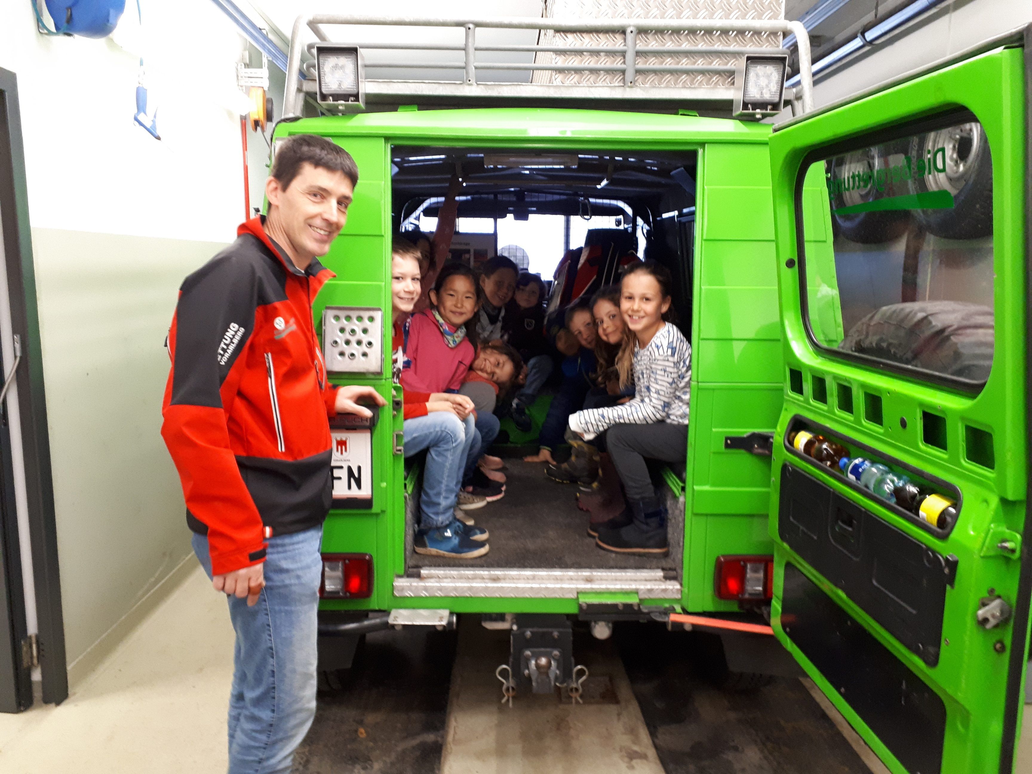 Volksschule Schruns zu Besuch bei der Bergrettung