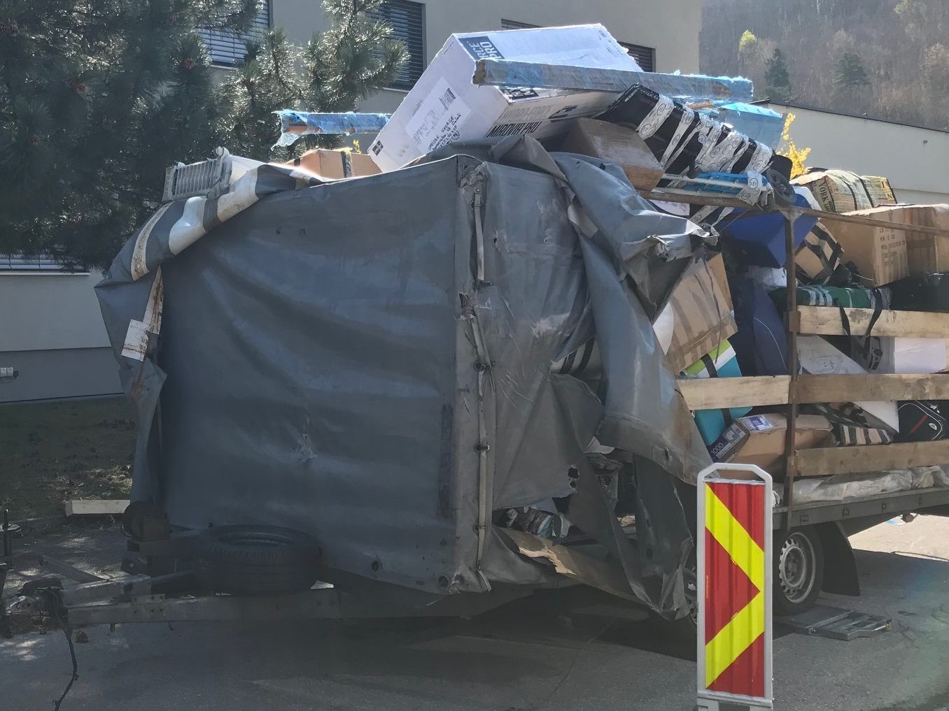 Die Ladung war zudem nicht ausreichend gesichert.