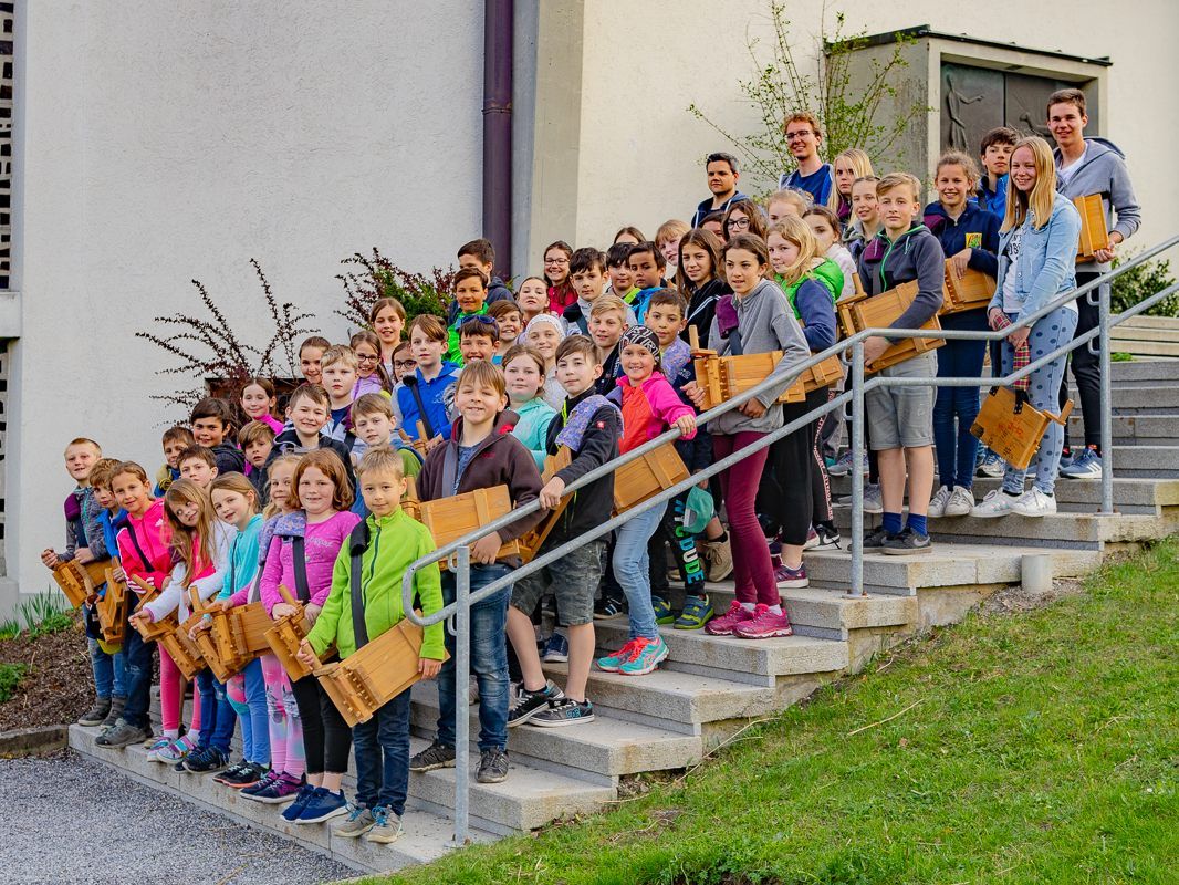 62 Buben und Mädchen ersetzten mit ihren Rätschen die Glocken in Vandans.