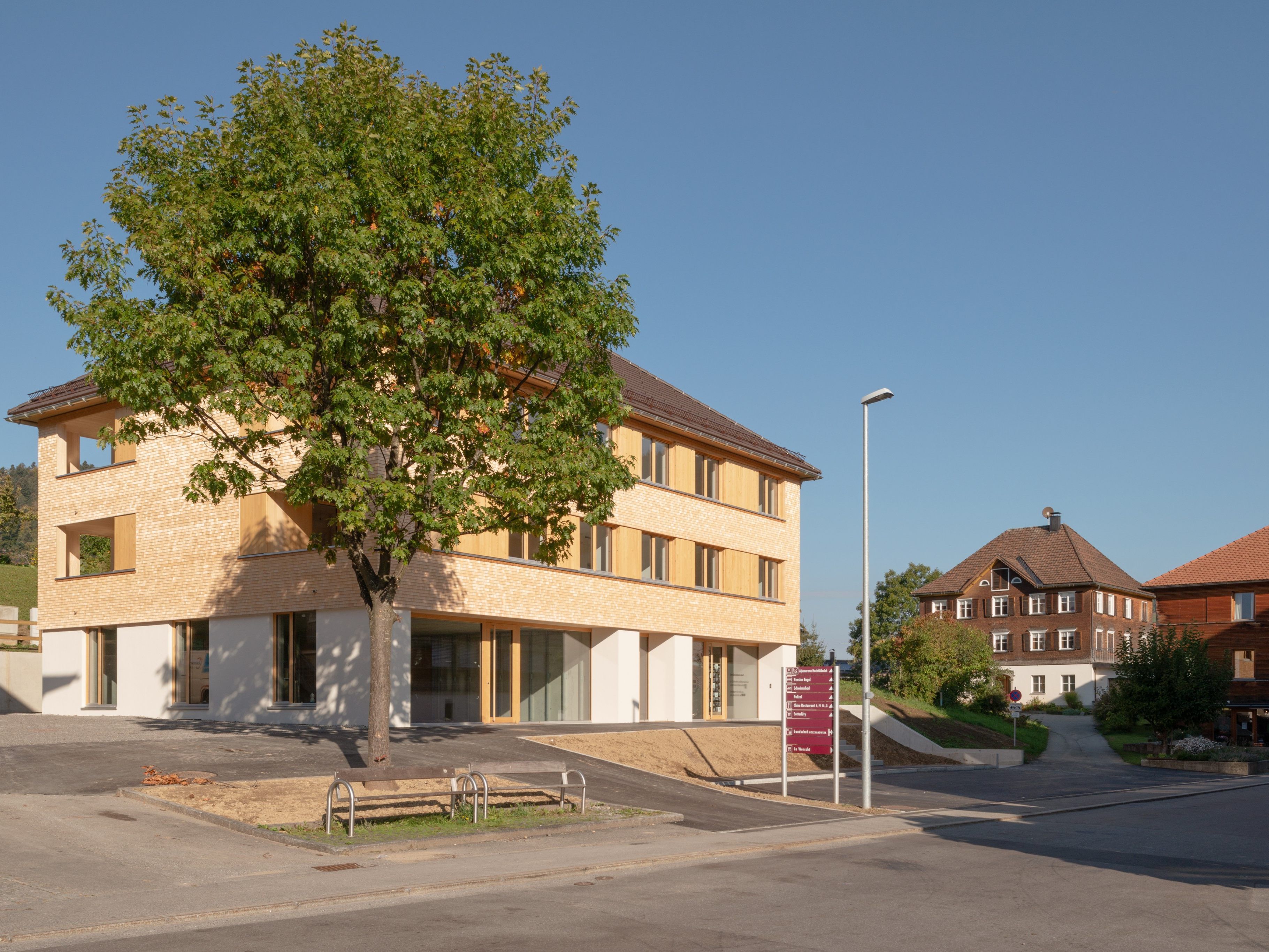 Realisiert wurde der Neubau in traditioneller Weise als Bauwerk mit Walmdach und regionaltypischer Fassade aus Wälder Schindeln. Realisiert wurde der Neubau in traditioneller Weise als Bauwerk mit Walmdach und regionaltypischer Fassade aus Wälder Schindeln.