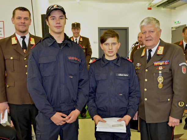 Vertreter der Jugendfeuerwehr Meiningen nehmen ihre Dekrete entgegen. Vertreter der Jugendfeuerwehr Meiningen nehmen ihre Dekrete entgegen.