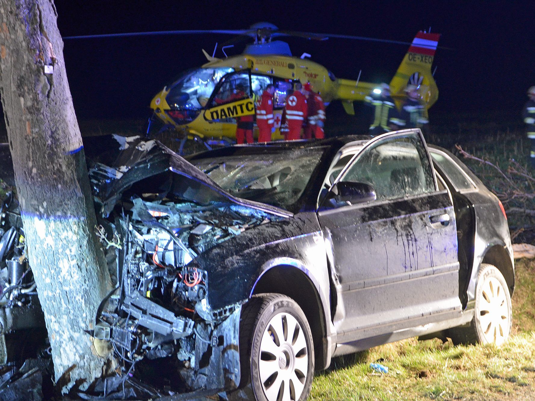 Die Feuerwehr musste den Lenker aus dem Wrack befreien. Die Feuerwehr musste den Lenker aus dem Wrack befreien.